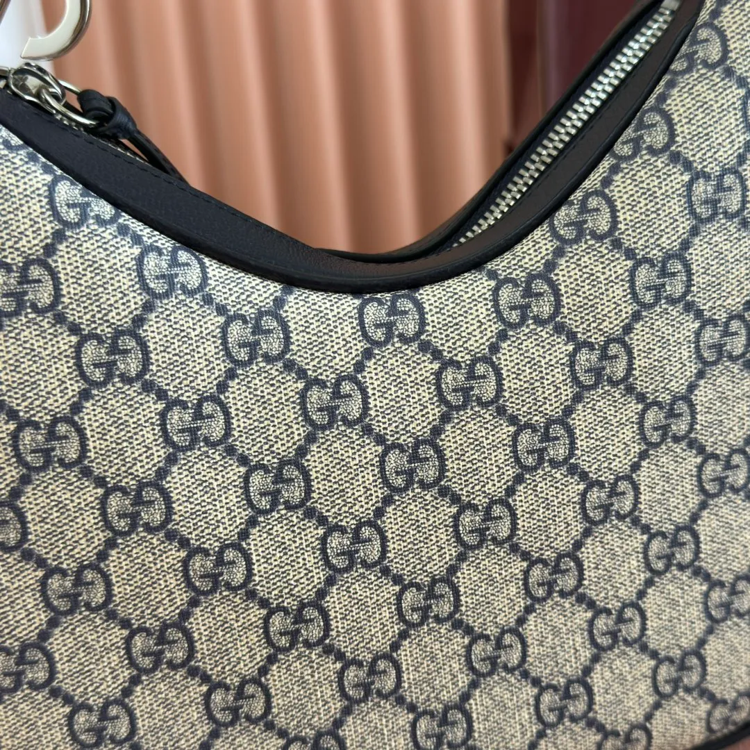 p1360. 📣📣📣【Original leather accessories🌈 Equipped with full counter packaging】🔥🔥Gucci Attache series small shoulder bag, model number 699409 The "Gucci March of Love" series reinterprets the brand's archive elements and pays tribute to the everlasting charm of Hollywood. This accessory features the instantly recognizable crescent shape, and the G-hook closure adds a unique design aesthetic. Classic accessories are combined with soft materials to interpret retro charm in a delicate and romantic way. This small style is crafted from beige and ebony GG Supreme canvas and trimmed with brown leather trim. Hide details Beige and ebony GG Supreme canvas Brown leather trim Palladium tone hardware Red and green web Cotton and linen lining Additional leather strap Removable web strap (45cm high) G-hook fastening with zip 23cm (W) x 22cm (H) x 5cm (D) Made in Italy
