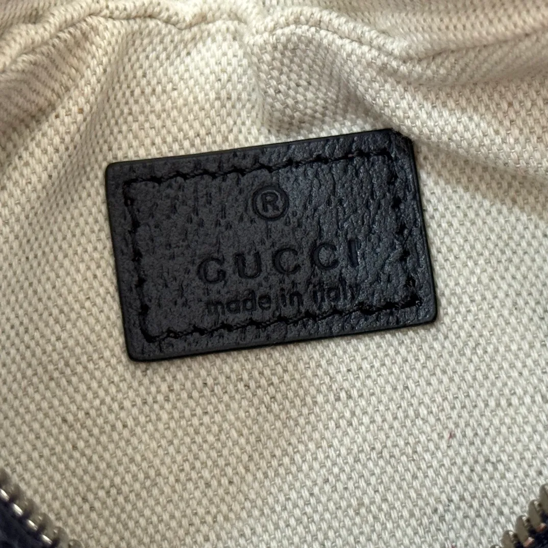 p1360. 📣📣📣【Original leather accessories🌈 Equipped with full counter packaging】🔥🔥Gucci Attache series small shoulder bag, model number 699409 The "Gucci March of Love" series reinterprets the brand's archive elements and pays tribute to the everlasting charm of Hollywood. This accessory features the instantly recognizable crescent shape, and the G-hook closure adds a unique design aesthetic. Classic accessories are combined with soft materials to interpret retro charm in a delicate and romantic way. This small style is crafted from beige and ebony GG Supreme canvas and trimmed with brown leather trim. Hide details Beige and ebony GG Supreme canvas Brown leather trim Palladium tone hardware Red and green web Cotton and linen lining Additional leather strap Removable web strap (45cm high) G-hook fastening with zip 23cm (W) x 22cm (H) x 5cm (D) Made in Italy