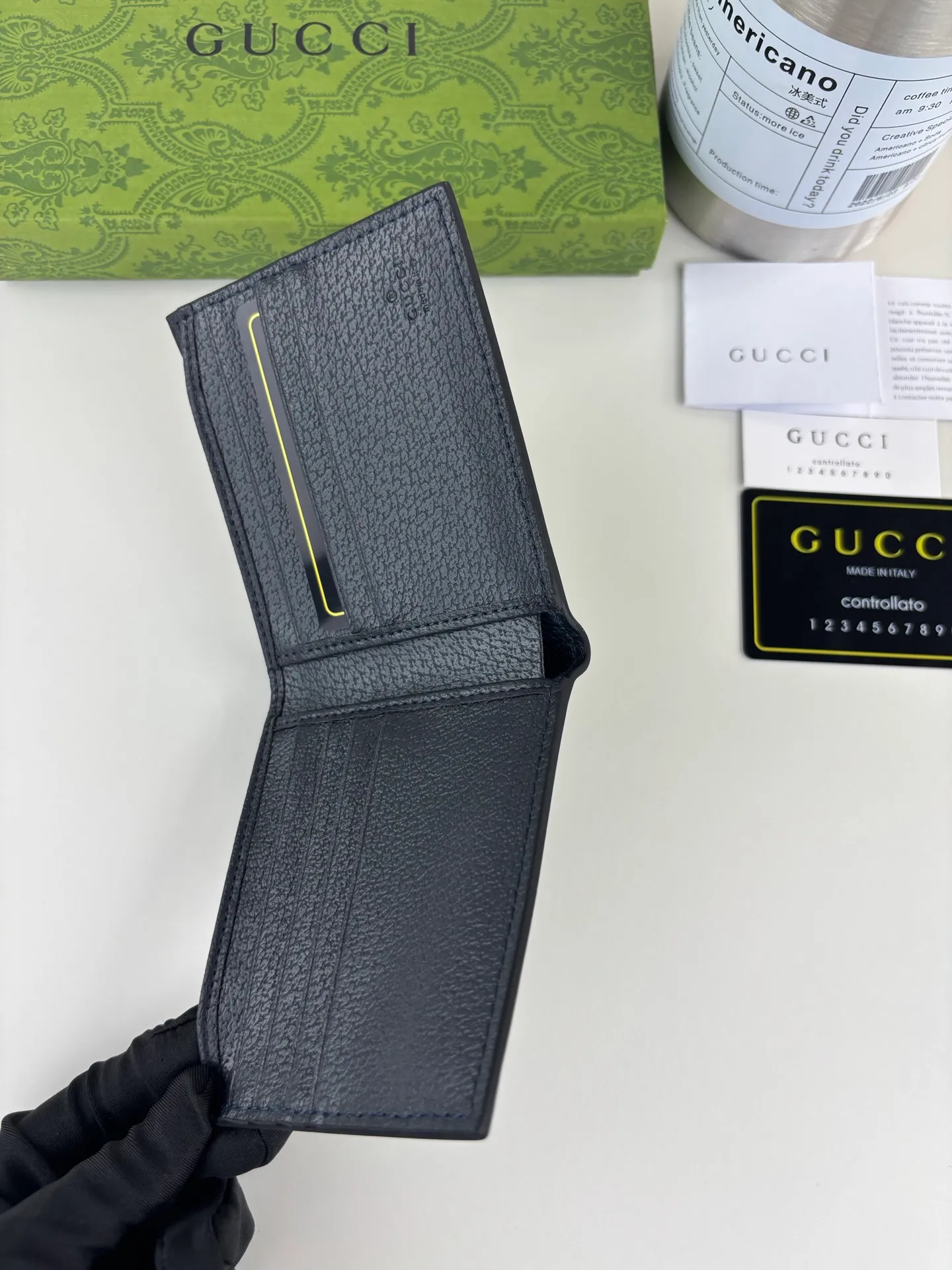 💰120 GUCCl Produced by Gujia! Gucci's small leather accessories push the boundaries of design, constantly reinterpreting classic pieces in a personalized way. This men's wallet combines classic GG Supreme brown canvas with blue GG accessories to create a modern and stylish accessory. Style No.: 768243 Size: 11cm x 9cm x 1.5cm Color: Brown/Blue
