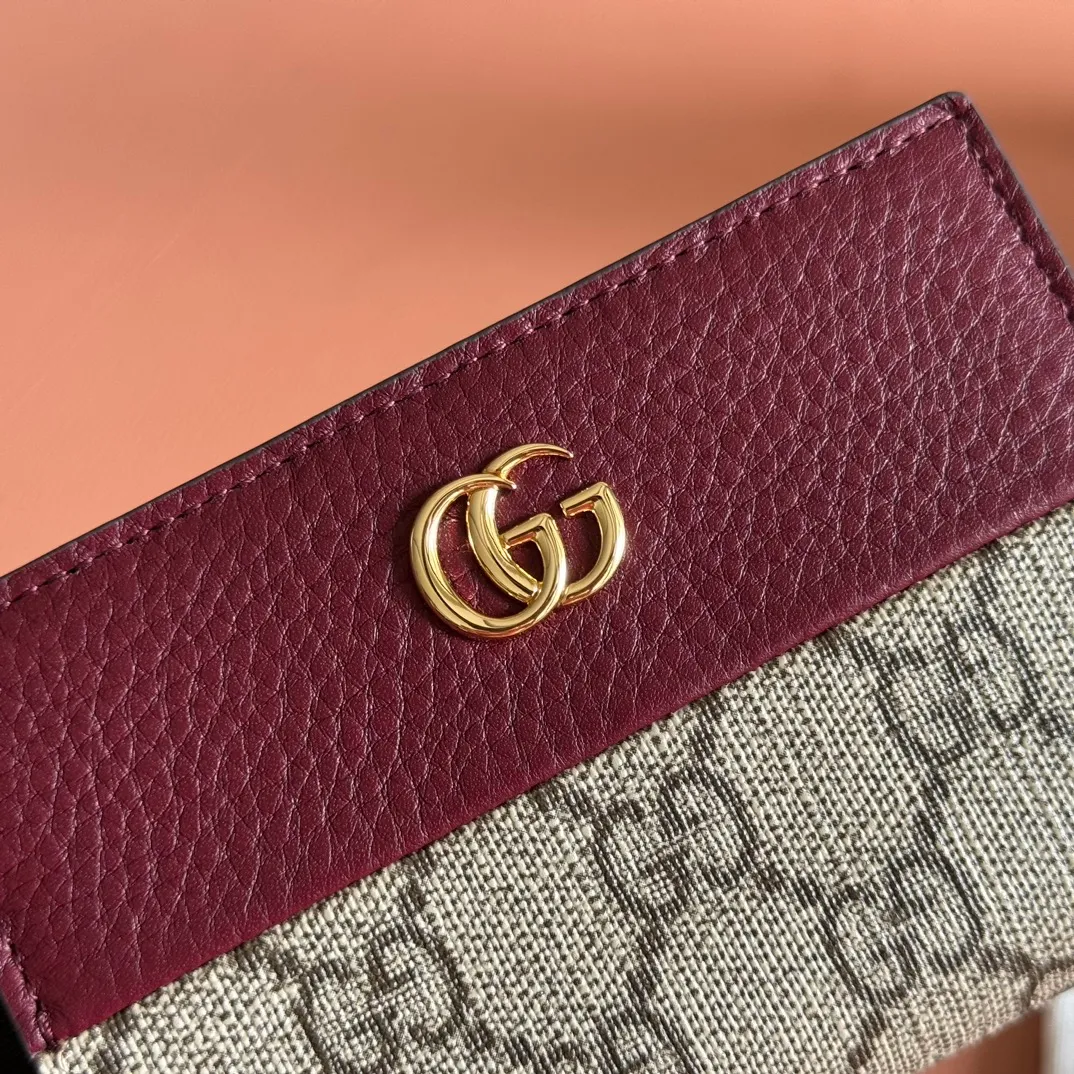 p400. 💋💋💋"With full set of original counter packaging"🎁Double G accessories originating from the archive design of the 1970s continue to shine in the GG Marmont series. Card holder in beige and oatmeal GG Supreme canvas with oatmeal leather details. Double G beige and oatmeal GG Supreme canvas, eco-friendly material with oatmeal leather details Gold-tone hardware Interior: 6 card compartments, 1 open pocket, 1 zip pocket and 1 bill compartment Snap-stud closure Ident: 841360. Dimensions when open: 11cm (W) x 17.5cm (H) Dimensions when closed: 11cm (W) x 8.5cm (H) x 3cm (D) Viscose lining Colour: Encore/PVC. Made in Italy