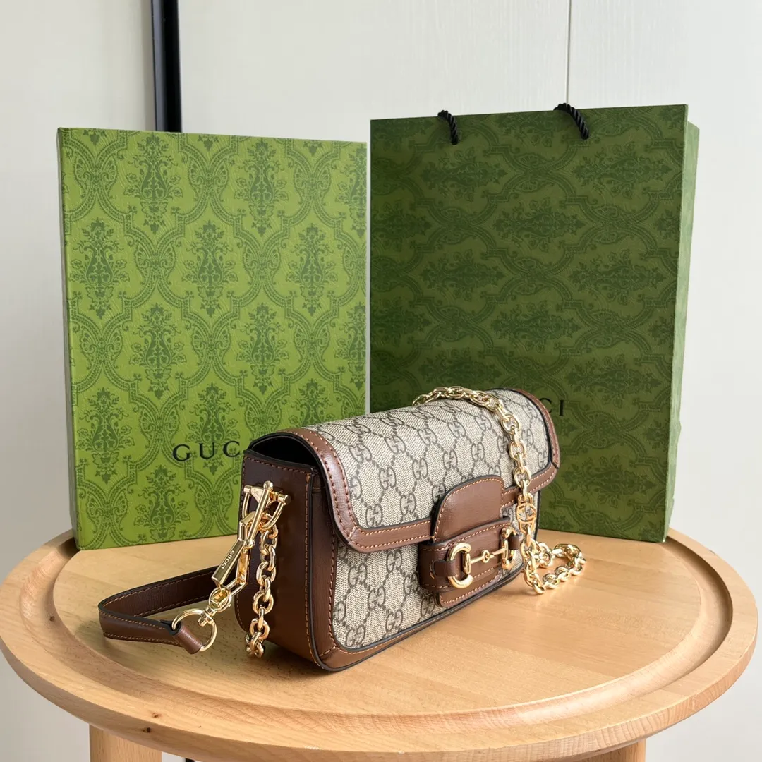 Actual shot #💰280 Style number: 735178 Caramel Size: 24✖️13.5✖️7.5cm Gucci Horsebit 1955 Baguette Xiaohongshu’s new backpack has 2 shoulder straps and can be carried in the hand, cross-body, or under the armpit. It is flatter and longer than the regular 1955 saddle bag. The chain is very textured. It is perfect for taking pictures when going out👍