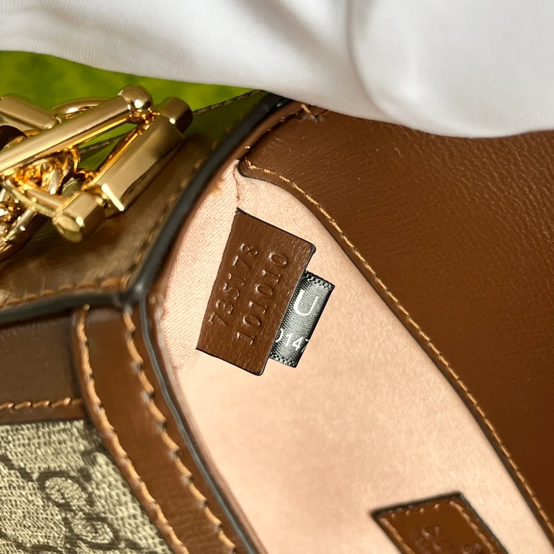 Actual shot #💰280 Style number: 735178 Caramel Size: 24✖️13.5✖️7.5cm Gucci Horsebit 1955 Baguette Xiaohongshu’s new backpack has 2 shoulder straps and can be carried in the hand, cross-body, or under the armpit. It is flatter and longer than the regular 1955 saddle bag. The chain is very textured. It is perfect for taking pictures when going out👍