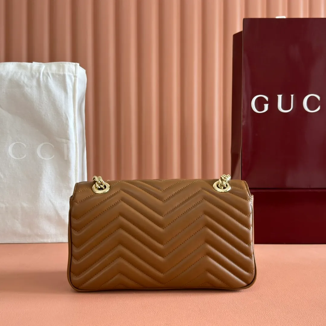 p1160. 💋💋💋Original leather [equipped with full counter packaging] GG Marmont series quilted mini handbag. This GG Marmont series mini handbag is made of highly recognizable shape, neutral new brown quilted V-shaped leather material, slightly stiff body, flip-top closure design, and double G accessories. This handbag adopts a diversified carrying design, and you can easily switch between a shoulder bag and a handbag by sliding the metal chain easily. New brown quilted V-shaped leather, antique gold-tone hardware, cotton and linen blend lining Double G, sliding chain strap that can be used as a shoulder strap (55cm high) or top handle (30cm high). Can also be used as a crossbody bag. Spring buckle flip cover, weight: about 0.6 kg. Model: 443497. Dimensions: 26 (W) x 13 (H) x 6cm (D) Color: New Brown Full Leather/Original Leather. Made in Italy