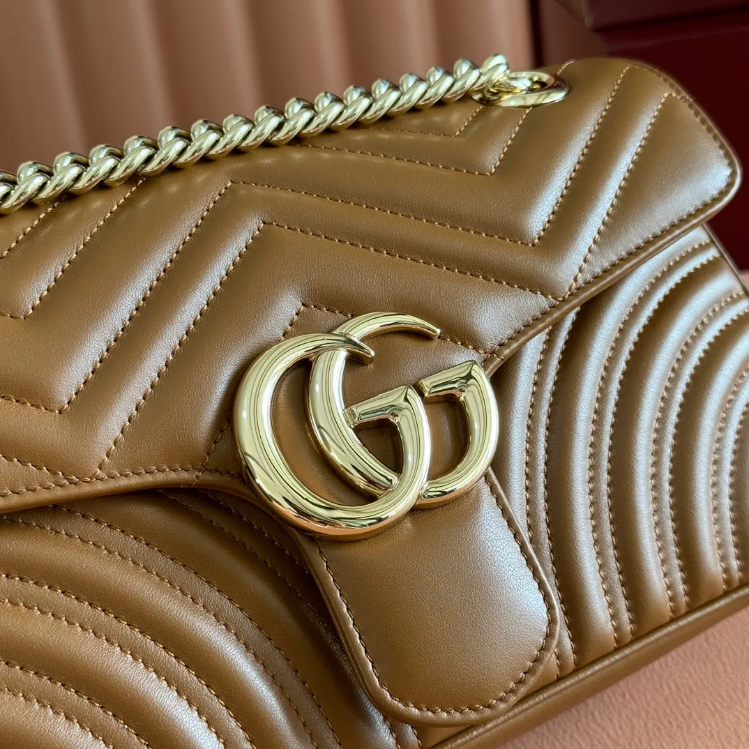 p1160. 💋💋💋Original leather [equipped with full counter packaging] GG Marmont series quilted mini handbag. This GG Marmont series mini handbag is made of highly recognizable shape, neutral new brown quilted V-shaped leather material, slightly stiff body, flip-top closure design, and double G accessories. This handbag adopts a diversified carrying design, and you can easily switch between a shoulder bag and a handbag by sliding the metal chain easily. New brown quilted V-shaped leather, antique gold-tone hardware, cotton and linen blend lining Double G, sliding chain strap that can be used as a shoulder strap (55cm high) or top handle (30cm high). Can also be used as a crossbody bag. Spring buckle flip cover, weight: about 0.6 kg. Model: 443497. Dimensions: 26 (W) x 13 (H) x 6cm (D) Color: New Brown Full Leather/Original Leather. Made in Italy