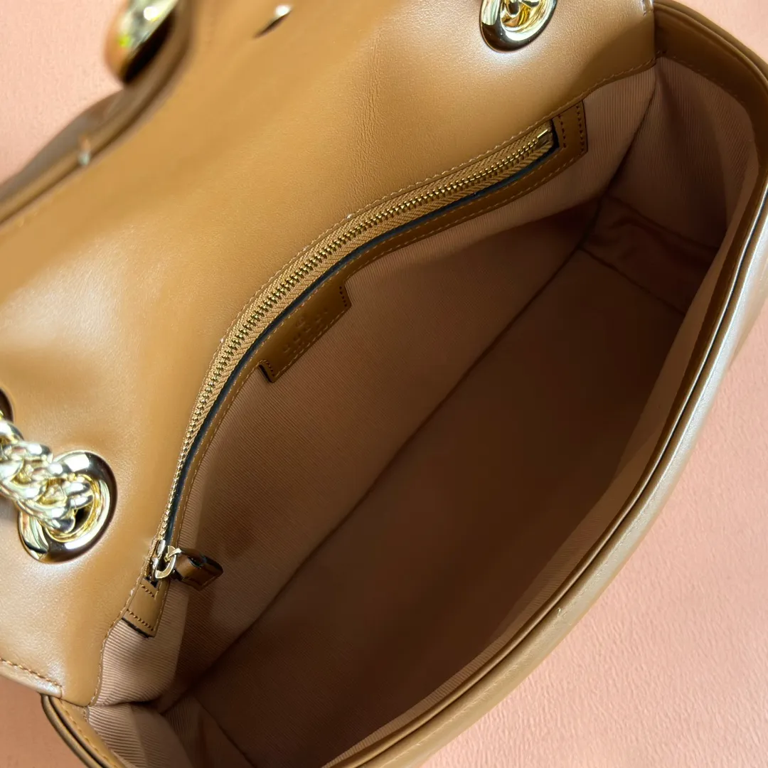 p1160. 💋💋💋Original leather [equipped with full counter packaging] GG Marmont series quilted mini handbag. This GG Marmont series mini handbag is made of highly recognizable shape, neutral new brown quilted V-shaped leather material, slightly stiff body, flip-top closure design, and double G accessories. This handbag adopts a diversified carrying design, and you can easily switch between a shoulder bag and a handbag by sliding the metal chain easily. New brown quilted V-shaped leather, antique gold-tone hardware, cotton and linen blend lining Double G, sliding chain strap that can be used as a shoulder strap (55cm high) or top handle (30cm high). Can also be used as a crossbody bag. Spring buckle flip cover, weight: about 0.6 kg. Model: 443497. Dimensions: 26 (W) x 13 (H) x 6cm (D) Color: New Brown Full Leather/Original Leather. Made in Italy