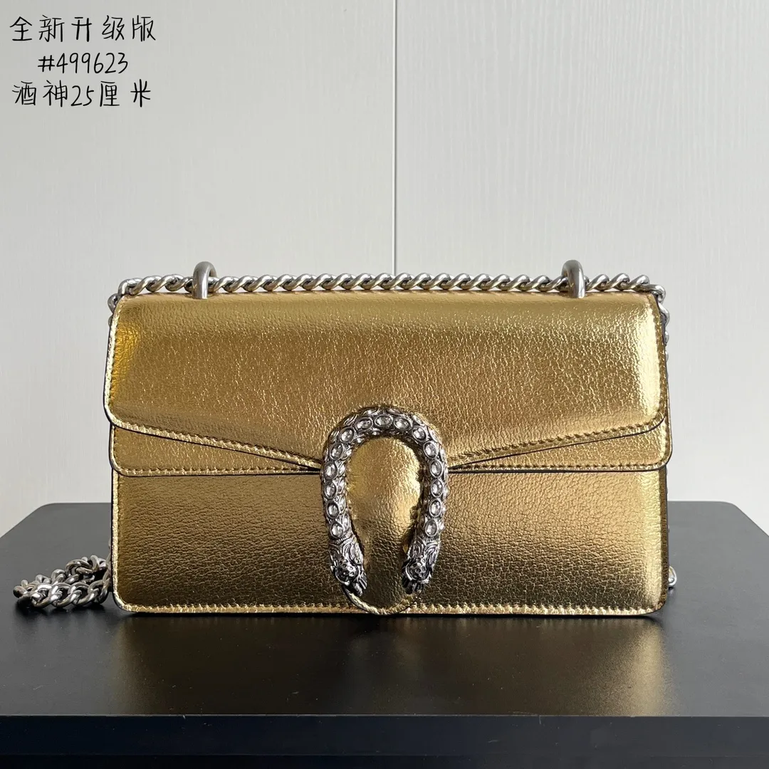 New upgraded version of real shot #💰320 Model: 499623 gold Size: 25x14x8cm 𝙂𝙪𝙘𝙘𝙞 𝘿𝙞𝙤𝙣𝙮𝙨𝙪𝙨Diamond Button Bacchus True Fragrance Series Warning, it’s amazing. It retains the perfect pedigree of the Bacchus bag, but opens the era of Bacchus innovation! The most valuable part of the entire bag is the tiger head diamond buckle, a palace-level treasure item. Not a market product. The weight is very light and the size is perfect. Highly recommended.