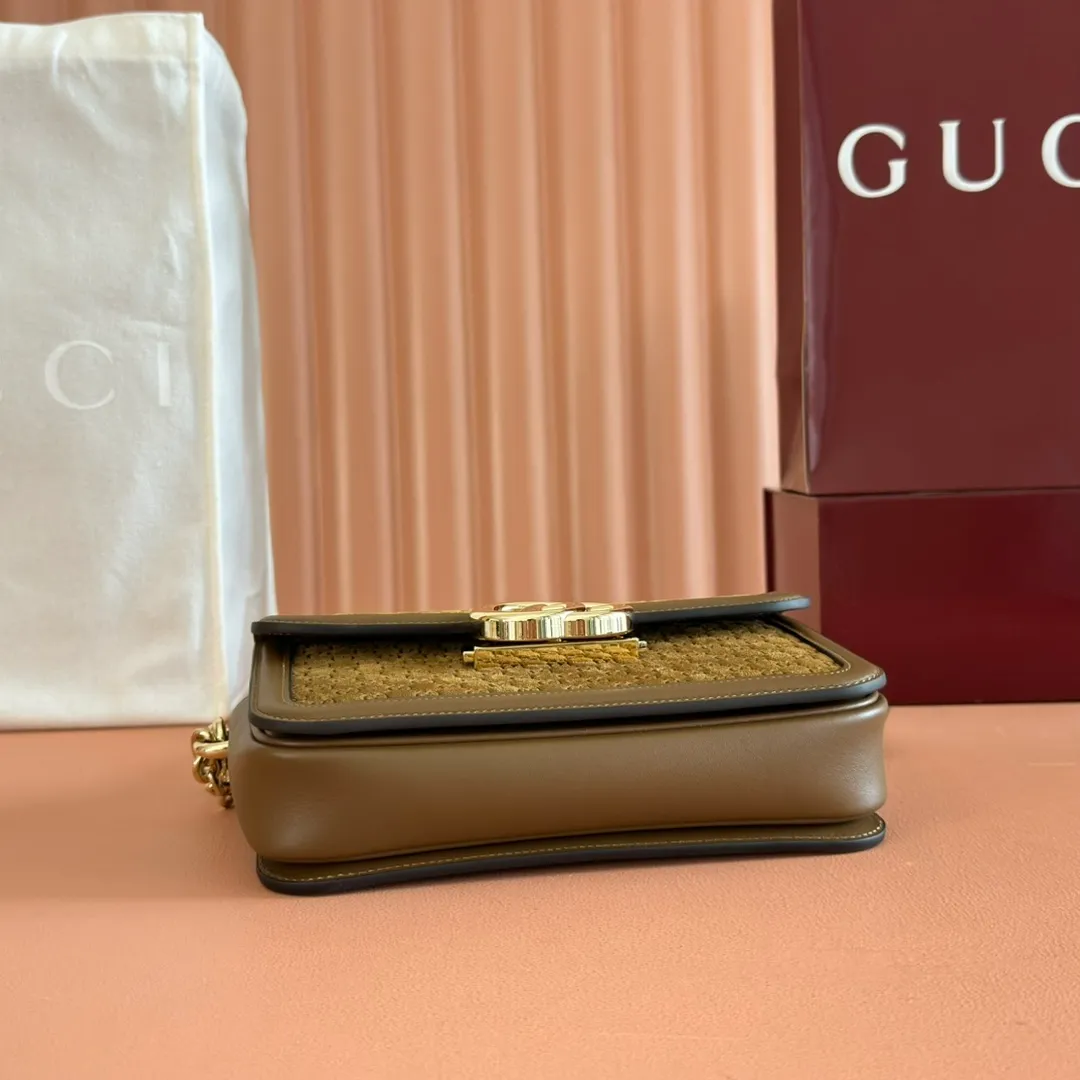 p1560. 💋💋💋 Comes with a full set of original counter packaging [New Product] The Gucci Go series is specially designed for sports. This shoulder bag is made of exquisite and lightweight GG Monogram suede and equipped with an elegant chain strap, adding another dazzling masterpiece to the 2025 spring and summer series. The interior layout of the bag is also very practical, with a removable mirror on the back. Green GG Monogram suede Green leather trim Light gold-tone hardware Beige cotton and linen blend lining Interior: Three main compartments, one zipped pocket External: Removable mirror on the rear Chain strap (21 cm high); Detachable and adjustable shoulder strap (27 cm high); Length adjustable between 64 cm and 103 cm Spring clip buckle Model: 826761. Dimensions: 21.5cm (width) x 14cm (height) x 9cm (depth) Weight: about 0.8kg Color: brown velvet fabric/original leather. Made in Italy