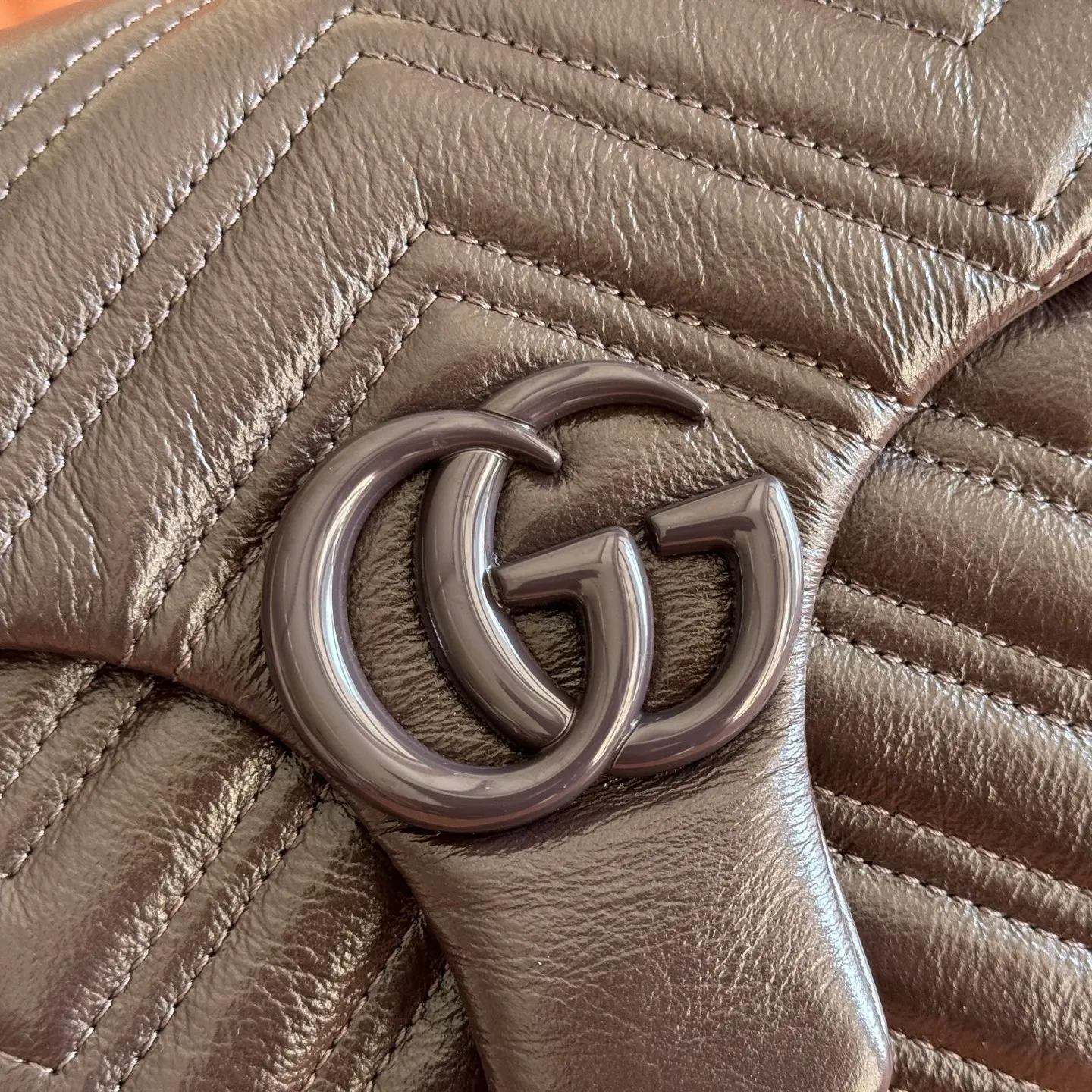 p1400💋💋💋[Original configuration and full counter packaging] This brand's classic GG Marmont series handbag is crafted from extremely soft cow leather, decorated with double G-shaped accessories, and matched with three-dimensional and multi-faceted chain shoulder straps. The entire bag has a soft and delicate structure. Black quilted V-shaped nappa leather Tonal enamel hardware Black rayon lining Double G Interior: 1 open pocket Sliding chain shoulder strap: 23.5cm - 45cm Magnetic press-button closure Ident No.: 855371. Dimensions: 23cm (W) x 17cm (H) x 9cm (D) Weight: Approx. 0.75kg Color: Brown/Soft Leather.