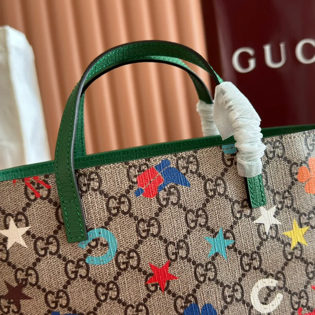 p540💋💋💋【With full set of original counter packaging】 It’s time to buy a children’s bag to look cute! Most of the people who buy this children's bag are adults, who still have children at heart. However, this bag is really good, very practical, and has a large capacity... If you use it well, you can even leave it for your daughter. It has a high rate of return for both adults and children. Model: 410812 Size: 21*20*10cm. Color: pony