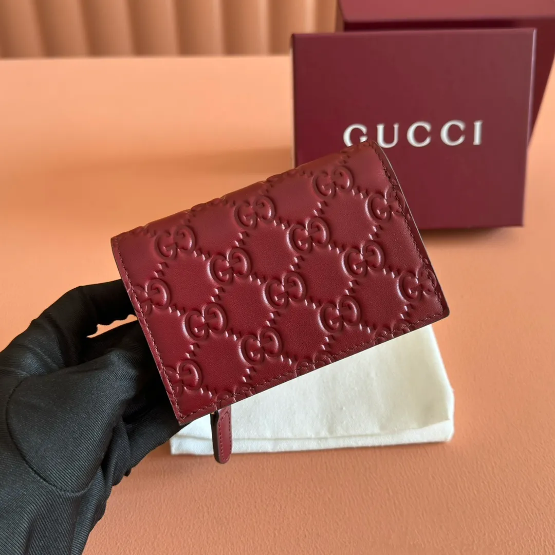 p440. 💋💋💋"With full set of original counter packaging"💕2025 autumn and winter series, GG Emblem series reinterprets the brand's timeless elegance and exquisite craftsmanship. This small wallet features six card compartments, an open pocket, a zip pocket and a bill compartment for added functionality. Gucci Rosso Ancora GG printed embossed cow leather, gold tone accessories, button closure, model number: 847208. Dimensions when closed: 11cm (W) x 8.5cm (H) x 3cm (D); Dimensions when open: 11cm (W) x 17.5cm (H) Weight: approx. 0.13kg Color: Embossed Anchor Red. Made in Italy