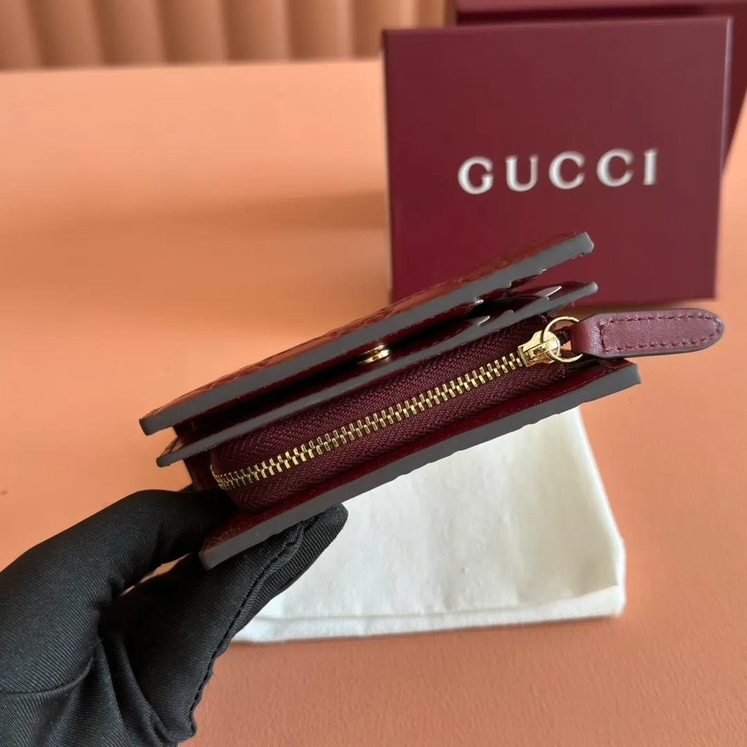 p440. 💋💋💋"With full set of original counter packaging"💕2025 autumn and winter series, GG Emblem series reinterprets the brand's timeless elegance and exquisite craftsmanship. This small wallet features six card compartments, an open pocket, a zip pocket and a bill compartment for added functionality. Gucci Rosso Ancora GG printed embossed cow leather, gold tone accessories, button closure, model number: 847208. Dimensions when closed: 11cm (W) x 8.5cm (H) x 3cm (D); Dimensions when open: 11cm (W) x 17.5cm (H) Weight: approx. 0.13kg Color: Embossed Anchor Red. Made in Italy