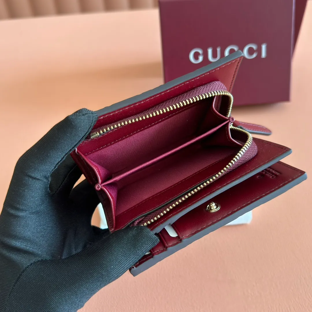 p440. 💋💋💋"With full set of original counter packaging"💕2025 autumn and winter series, GG Emblem series reinterprets the brand's timeless elegance and exquisite craftsmanship. This small wallet features six card compartments, an open pocket, a zip pocket and a bill compartment for added functionality. Gucci Rosso Ancora GG printed embossed cow leather, gold tone accessories, button closure, model number: 847208. Dimensions when closed: 11cm (W) x 8.5cm (H) x 3cm (D); Dimensions when open: 11cm (W) x 17.5cm (H) Weight: approx. 0.13kg Color: Embossed Anchor Red. Made in Italy