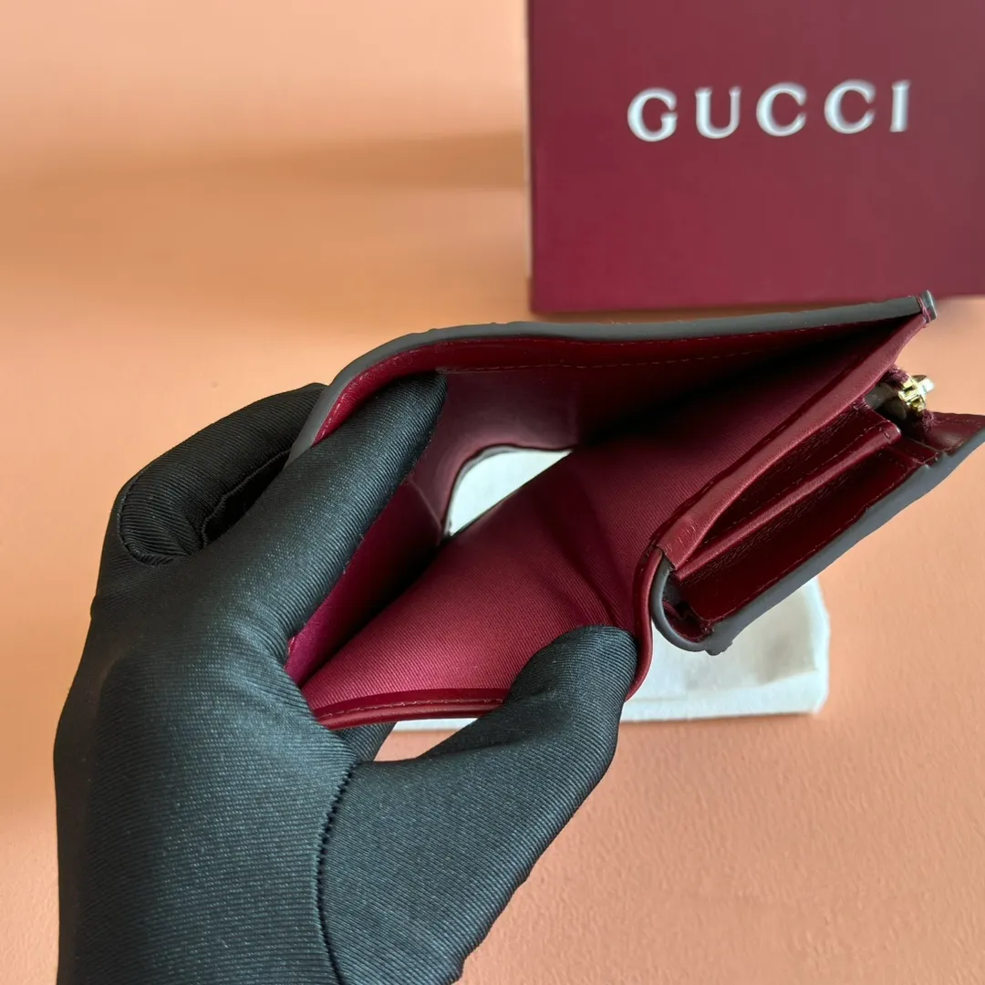 p440. 💋💋💋"With full set of original counter packaging"💕2025 autumn and winter series, GG Emblem series reinterprets the brand's timeless elegance and exquisite craftsmanship. This small wallet features six card compartments, an open pocket, a zip pocket and a bill compartment for added functionality. Gucci Rosso Ancora GG printed embossed cow leather, gold tone accessories, button closure, model number: 847208. Dimensions when closed: 11cm (W) x 8.5cm (H) x 3cm (D); Dimensions when open: 11cm (W) x 17.5cm (H) Weight: approx. 0.13kg Color: Embossed Anchor Red. Made in Italy