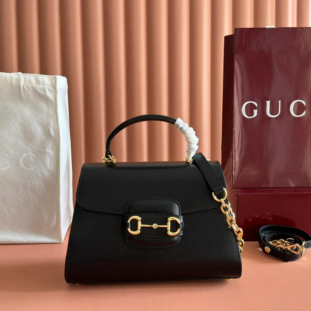 p1620. 📣📣📣【Original leather with 🌈full counter packaging】🔥🔥 Gucci Horsebit 1955 series medium handbag, model number 702049 The Gucci Horsebit 1955 series is presented in beige and ebony GG Supreme canvas. This series draws inspiration from archival designs and carefully combines the classic details of the brand's founding more than sixty years ago with the essence of modern fashion, highlighting the unique charm of the horsebit. This design pattern is inspired by the brand's equestrian origins and consists of two elements: a double ring and a long strip. It has become one of the brand's most recognizable iconic elements. Brown leather piping adds an elegant touch to the design. Hide Details Beige and ebony GG Supreme canvas Brown leather trim Shiny gold-tone hardware Horsebit closure Interior: 2 main compartments and 1 zipped pocket 50cm chain strap and 55cm removable leather shoulder strap Medium dimensions: 29cm (W) x 20cm (H) x 13cm (D)