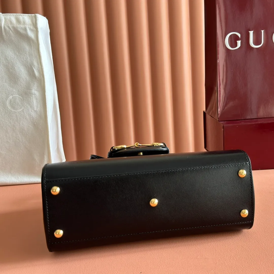 p1620. 📣📣📣【Original leather with 🌈full counter packaging】🔥🔥 Gucci Horsebit 1955 series medium handbag, model number 702049 The Gucci Horsebit 1955 series is presented in beige and ebony GG Supreme canvas. This series draws inspiration from archival designs and carefully combines the classic details of the brand's founding more than sixty years ago with the essence of modern fashion, highlighting the unique charm of the horsebit. This design pattern is inspired by the brand's equestrian origins and consists of two elements: a double ring and a long strip. It has become one of the brand's most recognizable iconic elements. Brown leather piping adds an elegant touch to the design. Hide Details Beige and ebony GG Supreme canvas Brown leather trim Shiny gold-tone hardware Horsebit closure Interior: 2 main compartments and 1 zipped pocket 50cm chain strap and 55cm removable leather shoulder strap Medium dimensions: 29cm (W) x 20cm (H) x 13cm (D)