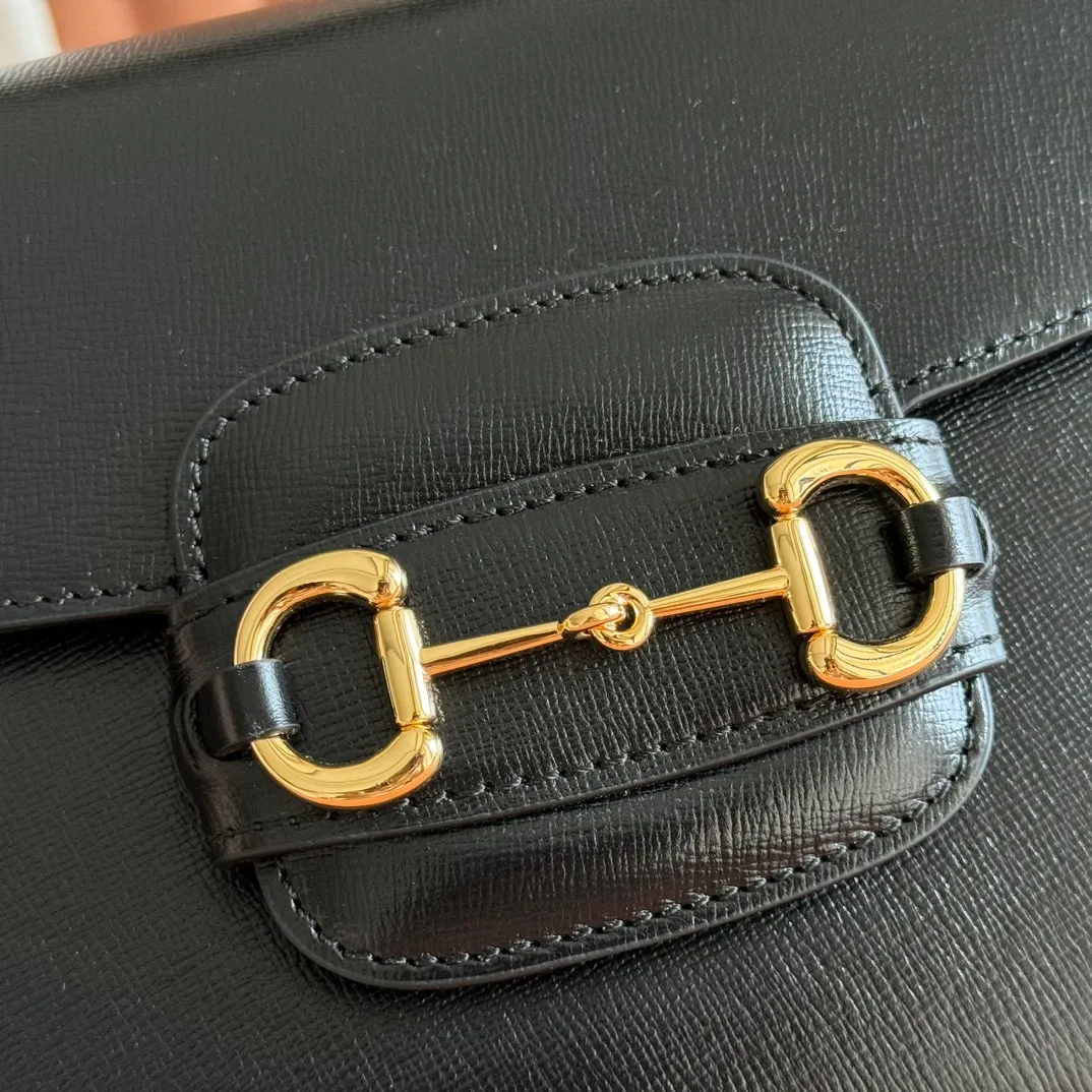 p1620. 📣📣📣【Original leather with 🌈full counter packaging】🔥🔥 Gucci Horsebit 1955 series medium handbag, model number 702049 The Gucci Horsebit 1955 series is presented in beige and ebony GG Supreme canvas. This series draws inspiration from archival designs and carefully combines the classic details of the brand's founding more than sixty years ago with the essence of modern fashion, highlighting the unique charm of the horsebit. This design pattern is inspired by the brand's equestrian origins and consists of two elements: a double ring and a long strip. It has become one of the brand's most recognizable iconic elements. Brown leather piping adds an elegant touch to the design. Hide Details Beige and ebony GG Supreme canvas Brown leather trim Shiny gold-tone hardware Horsebit closure Interior: 2 main compartments and 1 zipped pocket 50cm chain strap and 55cm removable leather shoulder strap Medium dimensions: 29cm (W) x 20cm (H) x 13cm (D)