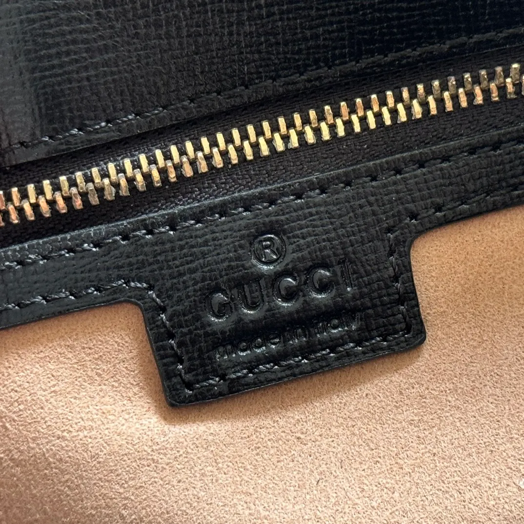 p1620. 📣📣📣【Original leather with 🌈full counter packaging】🔥🔥 Gucci Horsebit 1955 series medium handbag, model number 702049 The Gucci Horsebit 1955 series is presented in beige and ebony GG Supreme canvas. This series draws inspiration from archival designs and carefully combines the classic details of the brand's founding more than sixty years ago with the essence of modern fashion, highlighting the unique charm of the horsebit. This design pattern is inspired by the brand's equestrian origins and consists of two elements: a double ring and a long strip. It has become one of the brand's most recognizable iconic elements. Brown leather piping adds an elegant touch to the design. Hide Details Beige and ebony GG Supreme canvas Brown leather trim Shiny gold-tone hardware Horsebit closure Interior: 2 main compartments and 1 zipped pocket 50cm chain strap and 55cm removable leather shoulder strap Medium dimensions: 29cm (W) x 20cm (H) x 13cm (D)