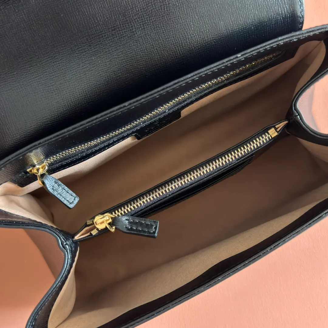 p1620. 📣📣📣【Original leather with 🌈full counter packaging】🔥🔥 Gucci Horsebit 1955 series medium handbag, model number 702049 The Gucci Horsebit 1955 series is presented in beige and ebony GG Supreme canvas. This series draws inspiration from archival designs and carefully combines the classic details of the brand's founding more than sixty years ago with the essence of modern fashion, highlighting the unique charm of the horsebit. This design pattern is inspired by the brand's equestrian origins and consists of two elements: a double ring and a long strip. It has become one of the brand's most recognizable iconic elements. Brown leather piping adds an elegant touch to the design. Hide Details Beige and ebony GG Supreme canvas Brown leather trim Shiny gold-tone hardware Horsebit closure Interior: 2 main compartments and 1 zipped pocket 50cm chain strap and 55cm removable leather shoulder strap Medium dimensions: 29cm (W) x 20cm (H) x 13cm (D)