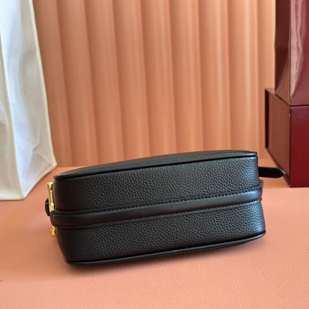 p1060💋💋💋【With full set of original counter packaging】The brand interprets iconic elements from a contemporary perspective and re-presents the Gucci half-horse bit design. It uses soft cow leather that fits the body shape to inject new style into classic accessories. This mini bag is crafted from soft grained leather and features a half horsebit detail on the side. Green grained soft leather. Light gold tone hardware. Tonal cotton and linen blend lining. Half horsebit buckle. Calf leather shoulder strap (23cm high). Zip closure. Ident.: 860784. Dimensions: 19cm (width) x 19.5cm (height) x 9cm (depth) Weight: approx. 272g Color: black/full leather.