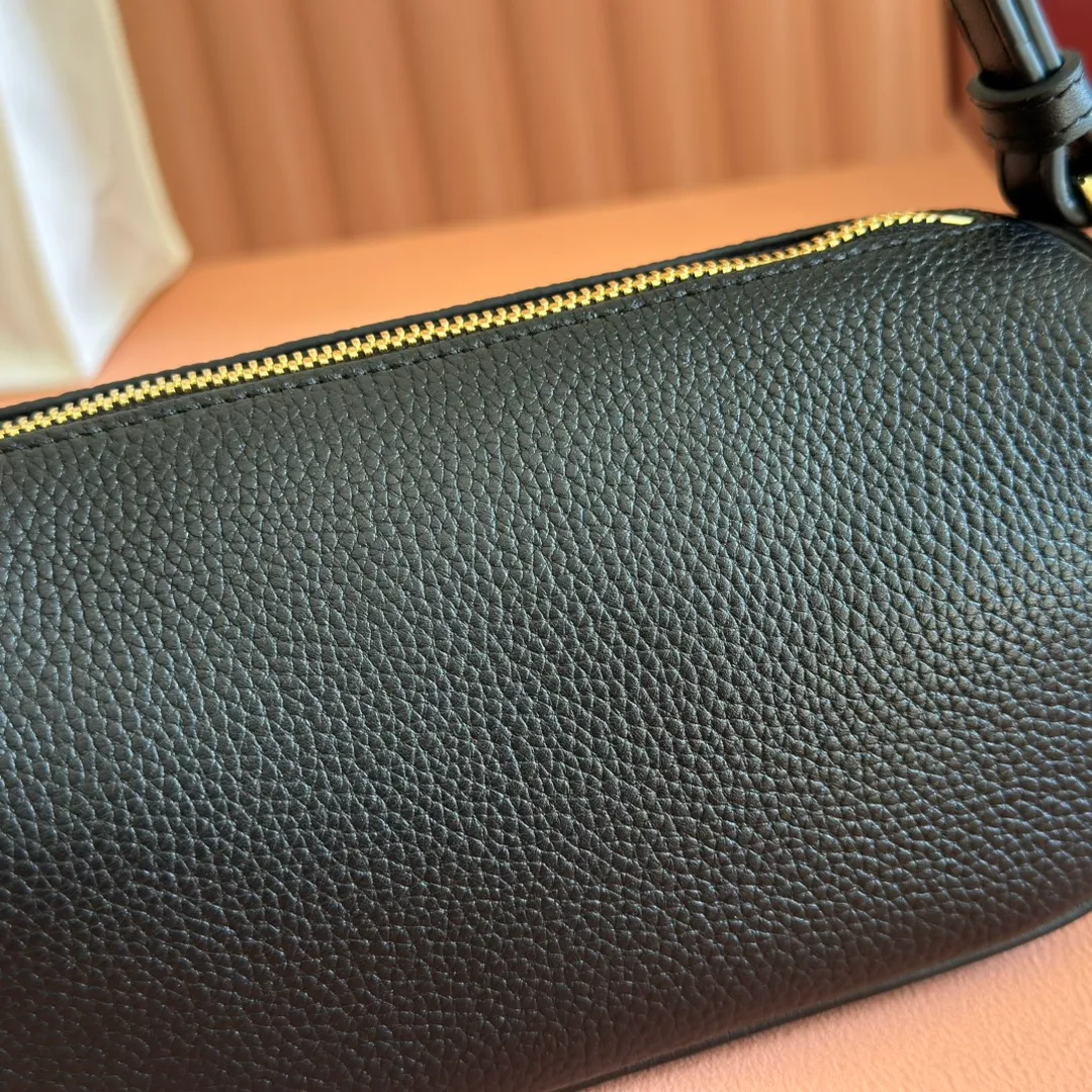 p1060💋💋💋【With full set of original counter packaging】The brand interprets iconic elements from a contemporary perspective and re-presents the Gucci half-horse bit design. It uses soft cow leather that fits the body shape to inject new style into classic accessories. This mini bag is crafted from soft grained leather and features a half horsebit detail on the side. Green grained soft leather. Light gold tone hardware. Tonal cotton and linen blend lining. Half horsebit buckle. Calf leather shoulder strap (23cm high). Zip closure. Ident.: 860784. Dimensions: 19cm (width) x 19.5cm (height) x 9cm (depth) Weight: approx. 272g Color: black/full leather.