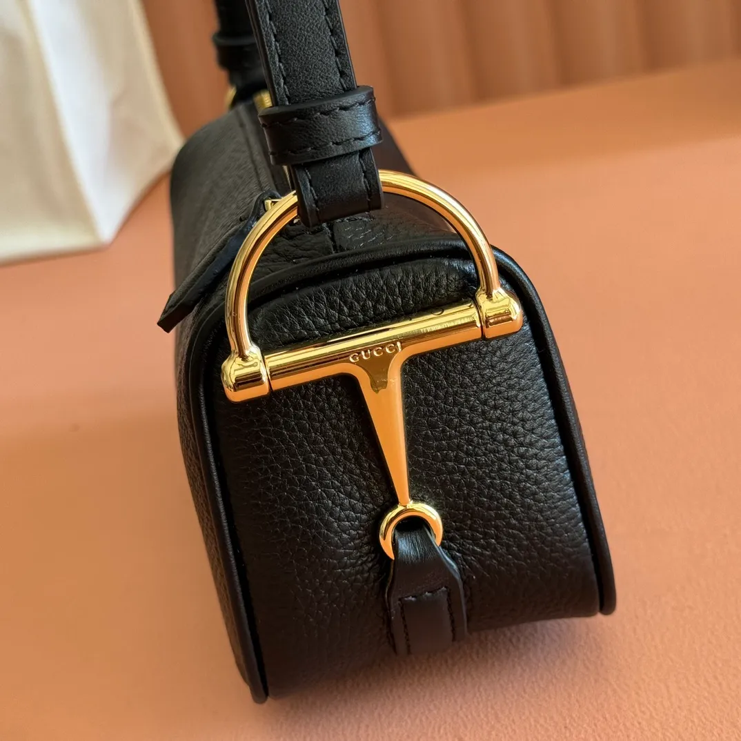 p1060💋💋💋【With full set of original counter packaging】The brand interprets iconic elements from a contemporary perspective and re-presents the Gucci half-horse bit design. It uses soft cow leather that fits the body shape to inject new style into classic accessories. This mini bag is crafted from soft grained leather and features a half horsebit detail on the side. Green grained soft leather. Light gold tone hardware. Tonal cotton and linen blend lining. Half horsebit buckle. Calf leather shoulder strap (23cm high). Zip closure. Ident.: 860784. Dimensions: 19cm (width) x 19.5cm (height) x 9cm (depth) Weight: approx. 272g Color: black/full leather.