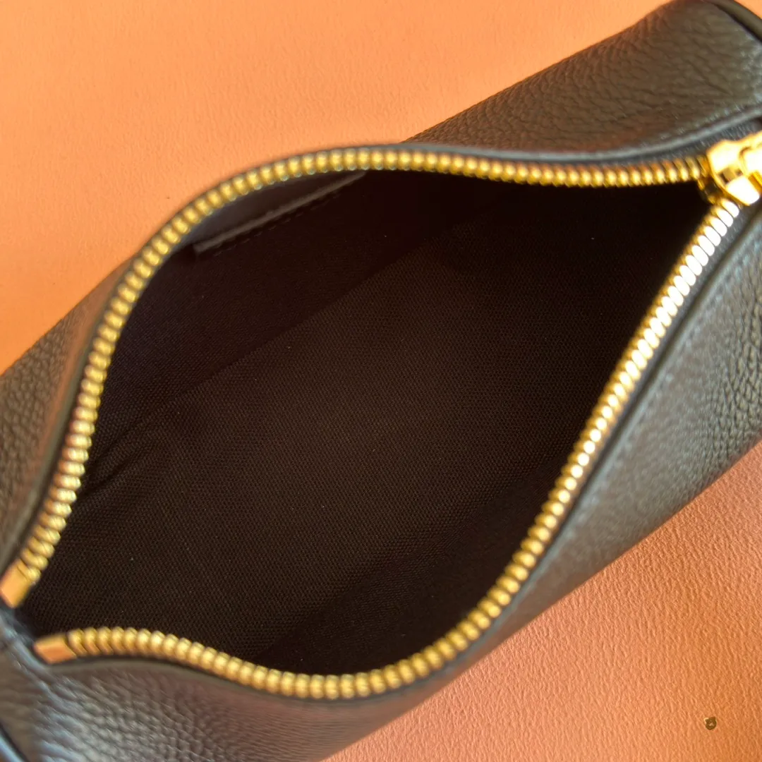 p1060💋💋💋【With full set of original counter packaging】The brand interprets iconic elements from a contemporary perspective and re-presents the Gucci half-horse bit design. It uses soft cow leather that fits the body shape to inject new style into classic accessories. This mini bag is crafted from soft grained leather and features a half horsebit detail on the side. Green grained soft leather. Light gold tone hardware. Tonal cotton and linen blend lining. Half horsebit buckle. Calf leather shoulder strap (23cm high). Zip closure. Ident.: 860784. Dimensions: 19cm (width) x 19.5cm (height) x 9cm (depth) Weight: approx. 272g Color: black/full leather.