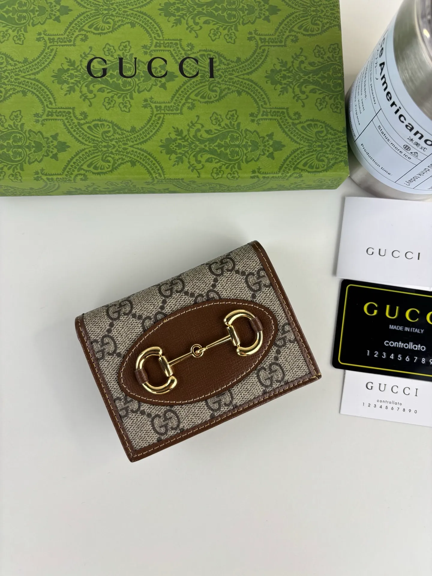 💰150 GUCCl Gucci has newly launched this 1955 horsebit card holder made of GG Supreme high-grade artificial canvas and brown leather. This series adopts the double ring and long strip design that are in the same line as the handbag. This detail is inspired by the equestrian origin of the brand. It is one of Gucci's classic heritage and one of the brand's most representative symbolic elements. Style No.: 621887 Size: 11cm x 8.5cm x 3cm Color: Brown