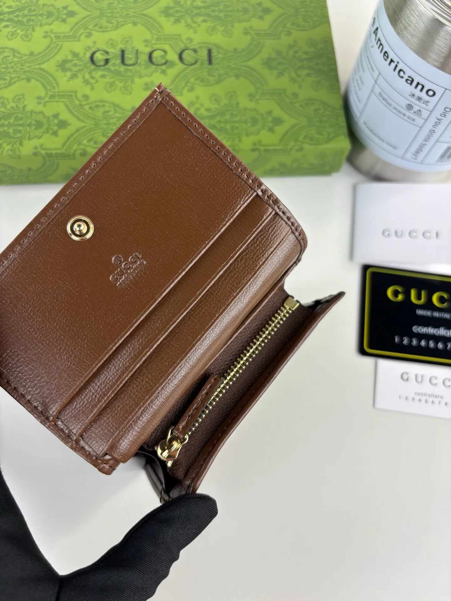 💰150 GUCCl Gucci has newly launched this 1955 horsebit card holder made of GG Supreme high-grade artificial canvas and brown leather. This series adopts the double ring and long strip design that are in the same line as the handbag. This detail is inspired by the equestrian origin of the brand. It is one of Gucci's classic heritage and one of the brand's most representative symbolic elements. Style No.: 621887 Size: 11cm x 8.5cm x 3cm Color: Brown