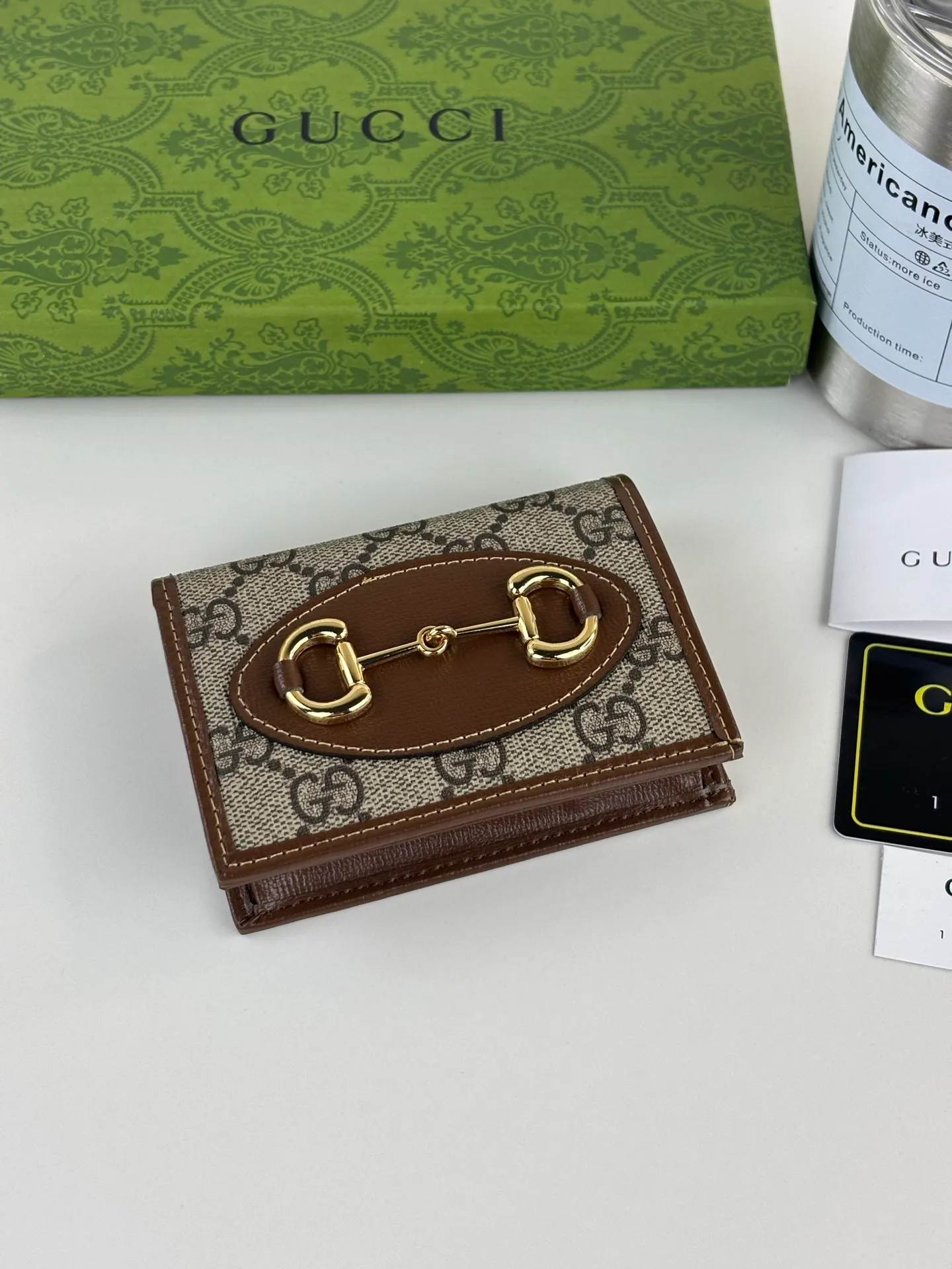 💰150 GUCCl Gucci has newly launched this 1955 horsebit card holder made of GG Supreme high-grade artificial canvas and brown leather. This series adopts the double ring and long strip design that are in the same line as the handbag. This detail is inspired by the equestrian origin of the brand. It is one of Gucci's classic heritage and one of the brand's most representative symbolic elements. Style No.: 621887 Size: 11cm x 8.5cm x 3cm Color: Brown