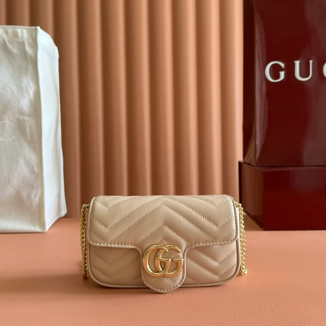 p800💋💋💋[Original leather configuration counter complete package] GG Marmont series super mini handbags This GG Marmont series super mini handbags are crafted from quilted V-shaped leather and are beautifully presented in exquisite light pink tones, adding a dazzling new work to the 2025 early spring series. This piece is embellished with the collection's iconic Double G hardware, a heritage logo from the 1970s that has become a classic symbol of the brand. Light pink quilted V-shaped leather Light gold-tone hardware Suede-textured microfiber lining Supplied with keychain, can be attached separately to the bag Double G Chain shoulder strap (60cm high) Weight: approx. 0.35kg Super mini dimensions: 16.5cm (W) x 10cm (H) x 4.5cm (D) Made in Italy Holds up to: iPhone Pro Max/Plus, Airpods, card holder and lipstick Model: 476433. Size: 16.5 (length) x 10 (height) x 4.5cm (thickness) Color: light apricot leather/original leather. Made in Italy