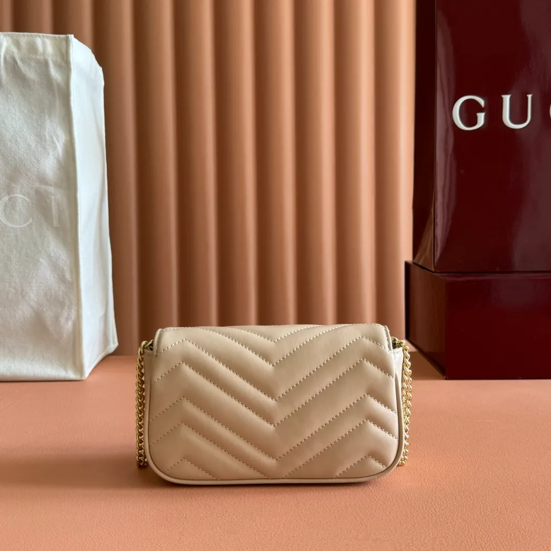 p800💋💋💋[Original leather configuration counter complete package] GG Marmont series super mini handbags This GG Marmont series super mini handbags are crafted from quilted V-shaped leather and are beautifully presented in exquisite light pink tones, adding a dazzling new work to the 2025 early spring series. This piece is embellished with the collection's iconic Double G hardware, a heritage logo from the 1970s that has become a classic symbol of the brand. Light pink quilted V-shaped leather Light gold-tone hardware Suede-textured microfiber lining Supplied with keychain, can be attached separately to the bag Double G Chain shoulder strap (60cm high) Weight: approx. 0.35kg Super mini dimensions: 16.5cm (W) x 10cm (H) x 4.5cm (D) Made in Italy Holds up to: iPhone Pro Max/Plus, Airpods, card holder and lipstick Model: 476433. Size: 16.5 (length) x 10 (height) x 4.5cm (thickness) Color: light apricot leather/original leather. Made in Italy