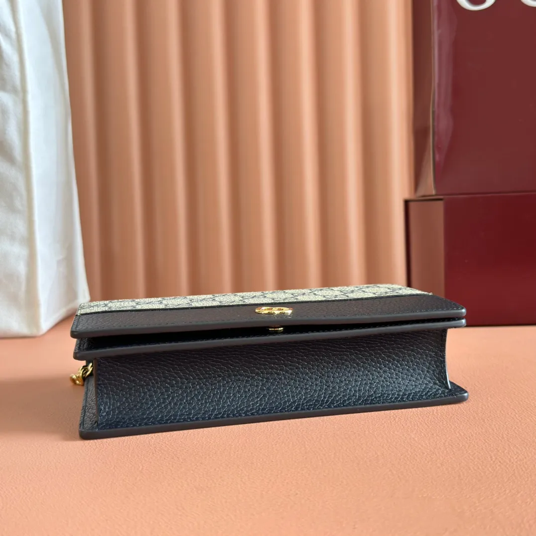 p660. 📣📣📣【Combined with original counter packaging】GG Marmont series This GG Marmont series chain bag is made of classic and durable black leather, adding another classic to the "Aria-Fashion Aria" series. The Double G accessory originates from the belt buckle design of the 1970s, and is reinterpreted on this wallet in tone-on-tone resin. The classic design is combined with a monochromatic color scheme to highlight the modern fashion style. Model: 497985. Size: 20*12.5*4cm. Color: pvc blue