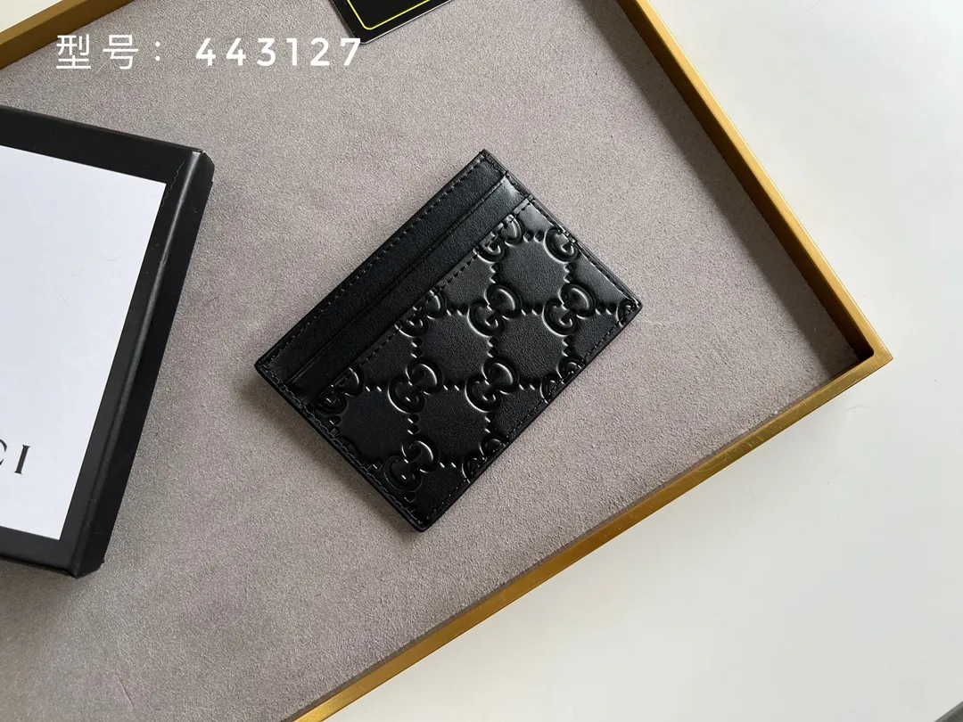 💰100 Top original version💎 GG big G embossed # GUCCI new card holder Genuine card bag, real photo G embossed/full leather. 😘Made of Gucci Signature material, hot-pressed and exquisitely printed💯Made with top-notch overseas hardware! Style number: 233166/443127 Size: W10xH7cm.