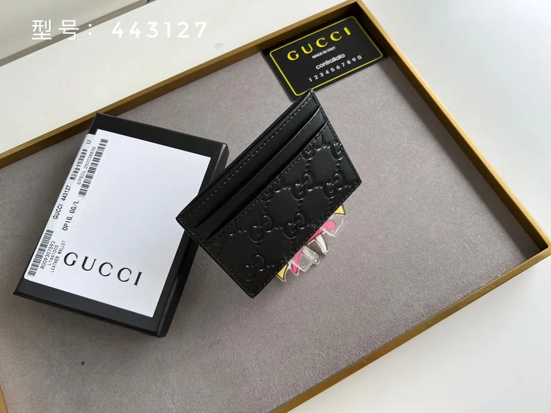 💰100 Top original version💎 GG big G embossed # GUCCI new card holder Genuine card bag, real photo G embossed/full leather. 😘Made of Gucci Signature material, hot-pressed and exquisitely printed💯Made with top-notch overseas hardware! Style number: 233166/443127 Size: W10xH7cm.