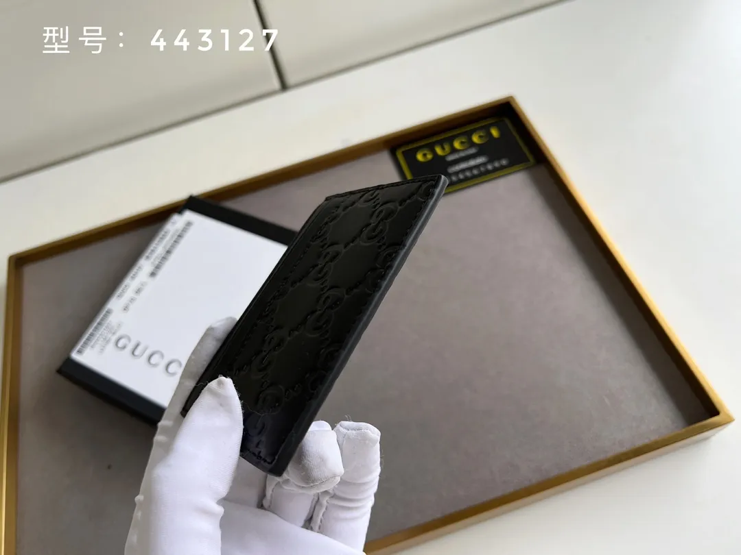 💰100 Top original version💎 GG big G embossed # GUCCI new card holder Genuine card bag, real photo G embossed/full leather. 😘Made of Gucci Signature material, hot-pressed and exquisitely printed💯Made with top-notch overseas hardware! Style number: 233166/443127 Size: W10xH7cm.