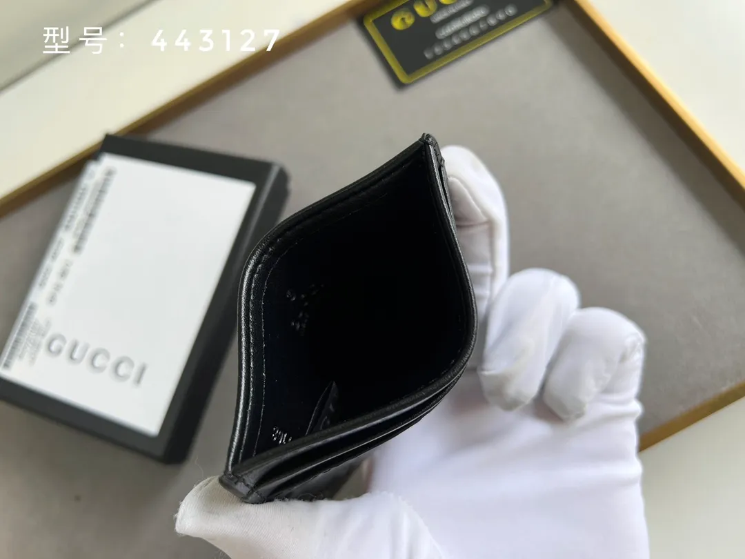 💰100 Top original version💎 GG big G embossed # GUCCI new card holder Genuine card bag, real photo G embossed/full leather. 😘Made of Gucci Signature material, hot-pressed and exquisitely printed💯Made with top-notch overseas hardware! Style number: 233166/443127 Size: W10xH7cm.
