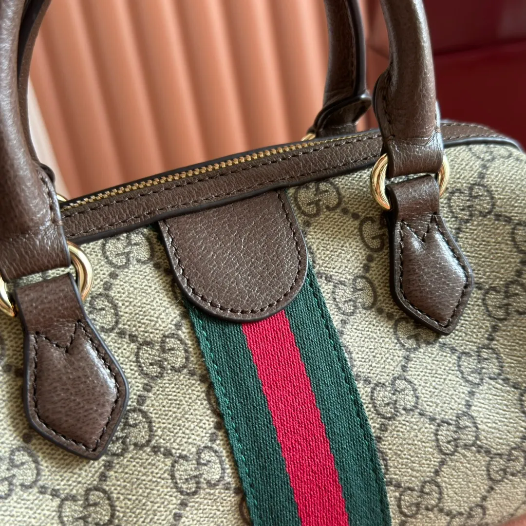 p1000. 💋💋💋"With full set of original counter packaging" [New Product] The Ophidia series dazzlingly presents novel silhouettes and functions. It is ingeniously interpreted in iconic beige and brown colors to create an innovative bag with soft texture. Beige and dark brown GG canvas Brown leather trim Light gold tone hardware Green cotton lining Double G webbing Interior: One open pocket Carry handles (10 cm height) Removable and adjustable leather shoulder strap (height: 45 cm - 56 cm; length: 100 cm - 115 cm) Zip closure Ident.: 841294. Dimensions: 21cm (width) x 13cm (height) x 11cm (depth) Weight: approx. 0.5kg Color: Brown/PVC. Made in Italy