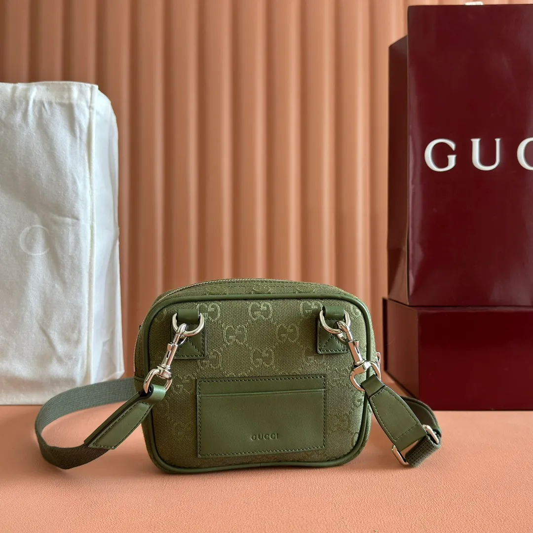 p820💋💋💋【Full set of counter packaging】GG canvas pays homage to the brand's instantly recognizable GG monogram pattern, which is derived from the initials of the brand's founder, Mr. Guccio Gucci. This everyday tote is embellished with red and green web details and features a dark brown leather shoulder strap, making it an ideal accessory. Beige and dark brown GG canvas Dark brown leather piping Red and green web details Nylon lining Model: 834268 Dimensions: 17.5cm (W) x 14cm (H) x 5cm (D) Weight: approx. 0.3kg Colour: Green/original leather Made in Italy