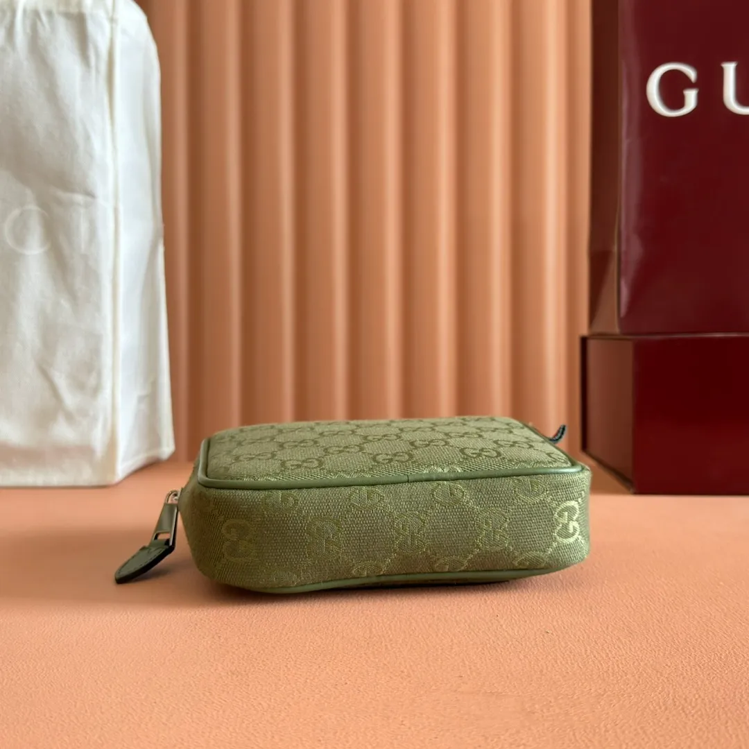 p820💋💋💋【Full set of counter packaging】GG canvas pays homage to the brand's instantly recognizable GG monogram pattern, which is derived from the initials of the brand's founder, Mr. Guccio Gucci. This everyday tote is embellished with red and green web details and features a dark brown leather shoulder strap, making it an ideal accessory. Beige and dark brown GG canvas Dark brown leather piping Red and green web details Nylon lining Model: 834268 Dimensions: 17.5cm (W) x 14cm (H) x 5cm (D) Weight: approx. 0.3kg Colour: Green/original leather Made in Italy