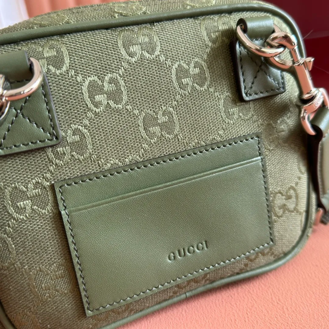 p820💋💋💋【Full set of counter packaging】GG canvas pays homage to the brand's instantly recognizable GG monogram pattern, which is derived from the initials of the brand's founder, Mr. Guccio Gucci. This everyday tote is embellished with red and green web details and features a dark brown leather shoulder strap, making it an ideal accessory. Beige and dark brown GG canvas Dark brown leather piping Red and green web details Nylon lining Model: 834268 Dimensions: 17.5cm (W) x 14cm (H) x 5cm (D) Weight: approx. 0.3kg Colour: Green/original leather Made in Italy