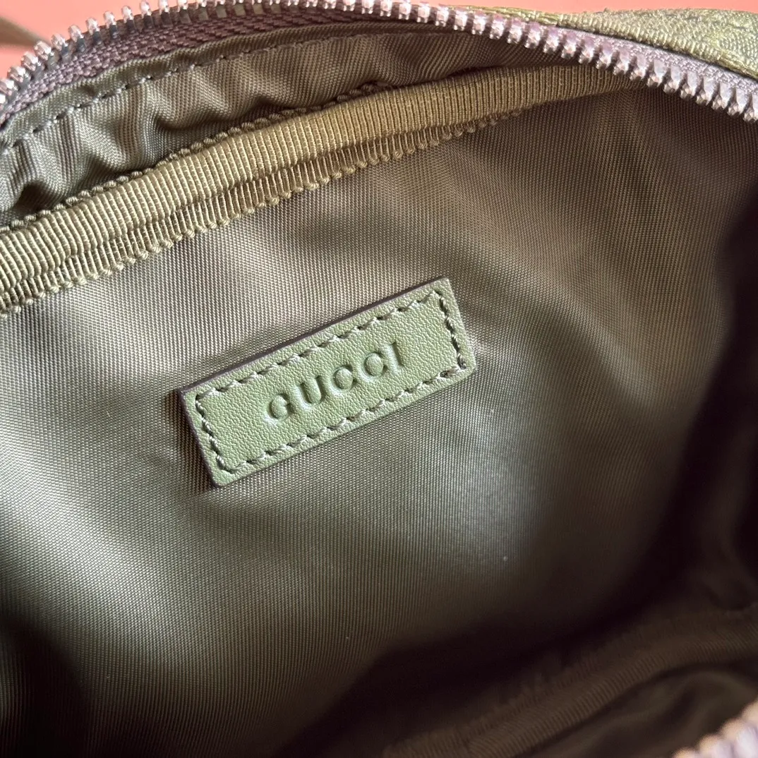 p820💋💋💋【Full set of counter packaging】GG canvas pays homage to the brand's instantly recognizable GG monogram pattern, which is derived from the initials of the brand's founder, Mr. Guccio Gucci. This everyday tote is embellished with red and green web details and features a dark brown leather shoulder strap, making it an ideal accessory. Beige and dark brown GG canvas Dark brown leather piping Red and green web details Nylon lining Model: 834268 Dimensions: 17.5cm (W) x 14cm (H) x 5cm (D) Weight: approx. 0.3kg Colour: Green/original leather Made in Italy