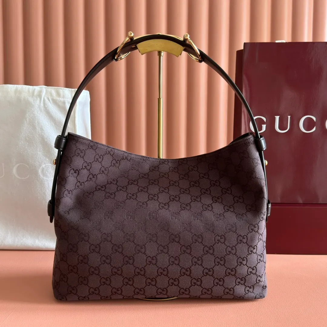 p1240. 💋💋💋 Anti-pattern oil edges [with full set of original counter packaging] 2025 autumn and winter series, Gucci Beatrix series handbags adopt a casual silhouette, and the shoulder straps are decorated with iconic horsebit details to further enhance the fashion sense. Gold-toned accessories add to the sophisticated elegance of the design, and an interior zippered pocket keeps your belongings securely stored. Combining elegance and functionality, it easily accommodates daily essentials. Black soft glossy calfskin. Gold-tone hardware. Black cotton and linen blend lining. Horsebit detail on shoulder strap. Interior: Zip pocket. Shoulder strap: 21 cm high; 85 cm long. Ident: 850926. Dimensions: 35cm (width) x 27.5cm (height) x 11cm (depth) Weight: approx. 0.7kg Color: red cloth Made in Italy