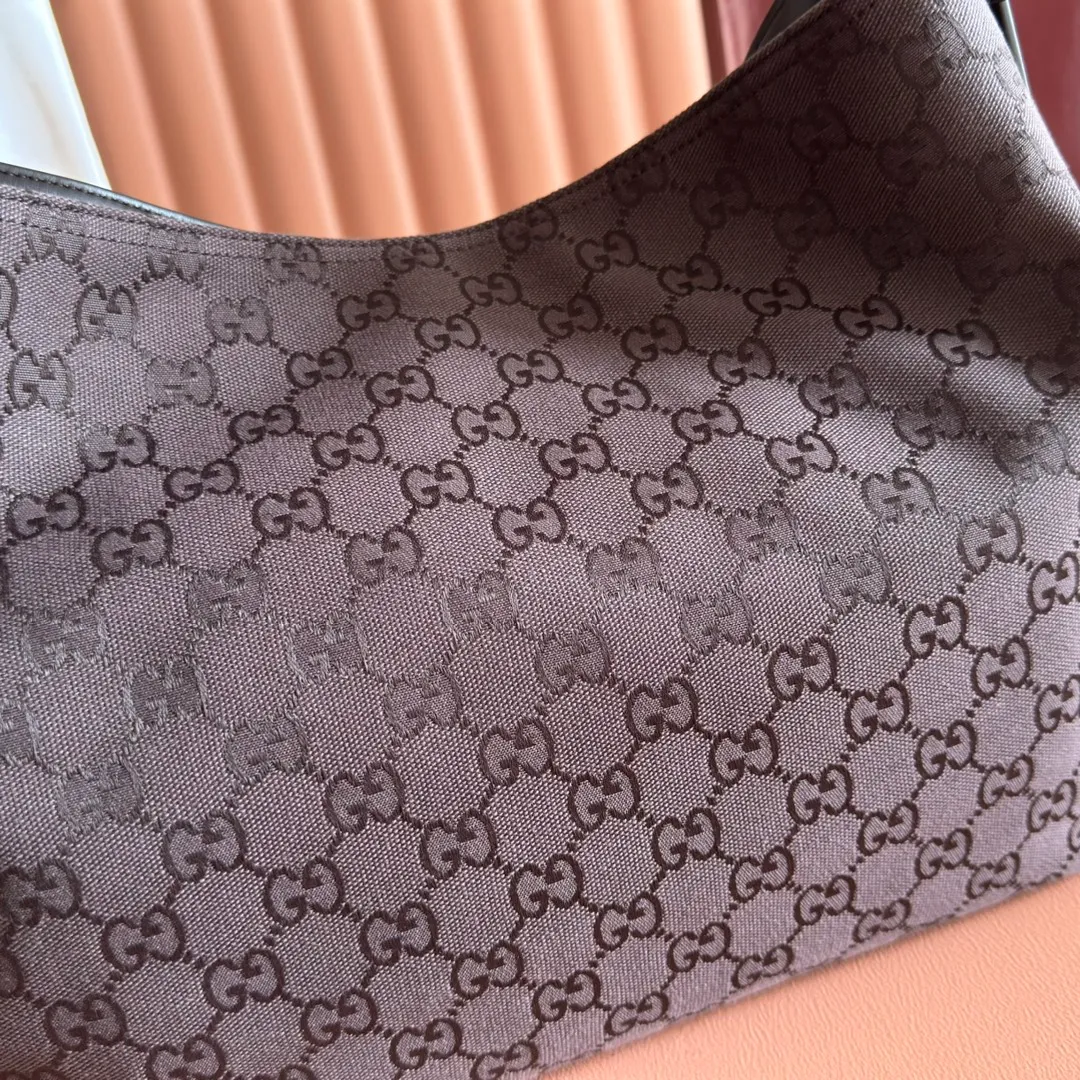 p1240. 💋💋💋 Anti-pattern oil edges [with full set of original counter packaging] 2025 autumn and winter series, Gucci Beatrix series handbags adopt a casual silhouette, and the shoulder straps are decorated with iconic horsebit details to further enhance the fashion sense. Gold-toned accessories add to the sophisticated elegance of the design, and an interior zippered pocket keeps your belongings securely stored. Combining elegance and functionality, it easily accommodates daily essentials. Black soft glossy calfskin. Gold-tone hardware. Black cotton and linen blend lining. Horsebit detail on shoulder strap. Interior: Zip pocket. Shoulder strap: 21 cm high; 85 cm long. Ident: 850926. Dimensions: 35cm (width) x 27.5cm (height) x 11cm (depth) Weight: approx. 0.7kg Color: red cloth Made in Italy