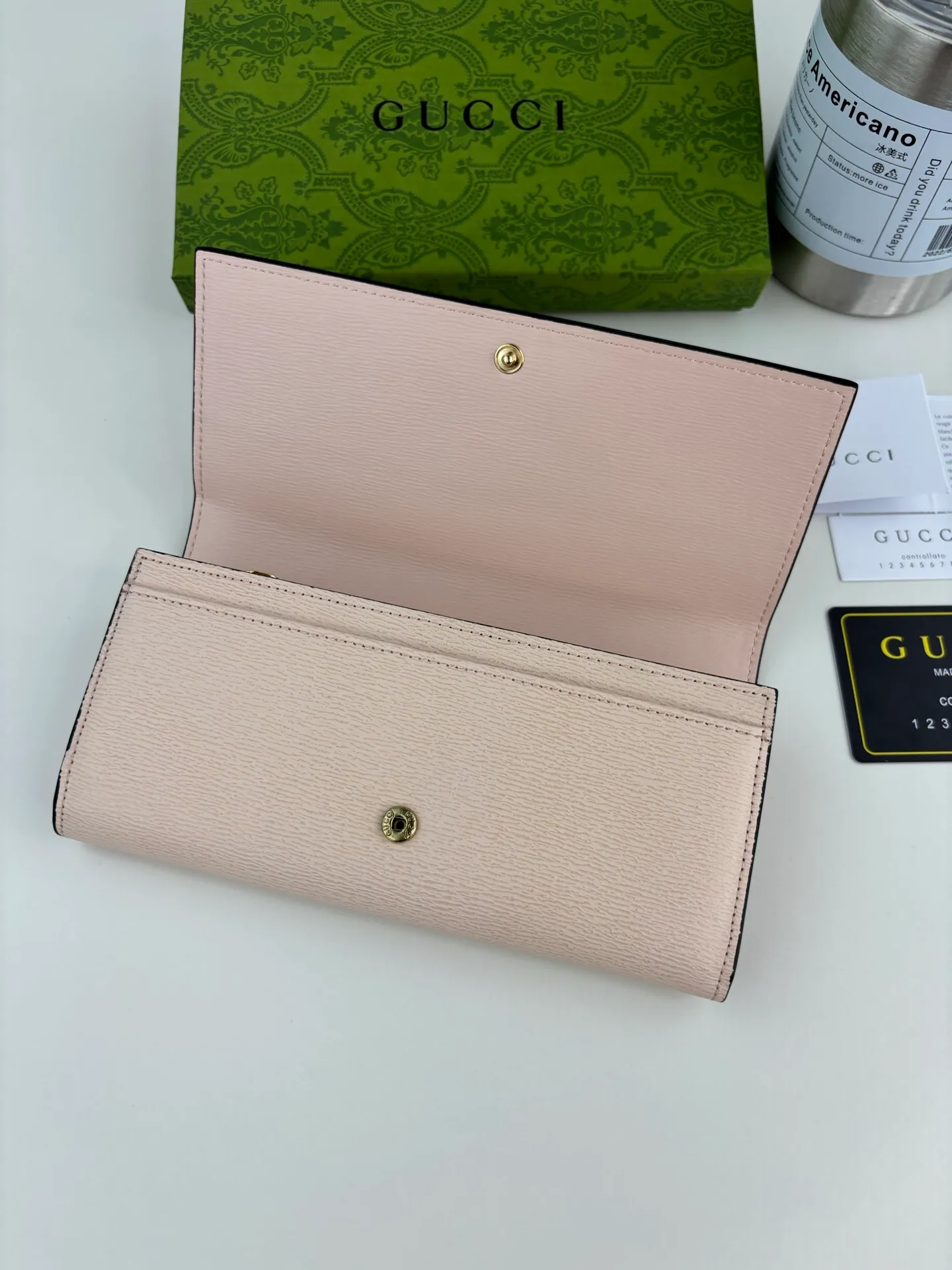 💰170 GUCCl long clip wallet with handwritten Gucci logo. Exploring self-expression with unlimited possibilities has become the spiritual connotation of brand design. Crafted from pink leather, this long clip is embellished with a gold-toned hand-written Gucci logo-shaped hardware, adding a touch of the brand's signature charm to the entire design. Pink leather, gold-tone hardware, taffeta lining and scripted Gucci logo detail. Interior: Twelve card compartments, two bill compartments, two separate internal compartments and a zippered coin pocket, this classic piece features snap fastening Style number: 772638 Dimensions: 19cm x 10cm x 3.5cm Colour: Pink