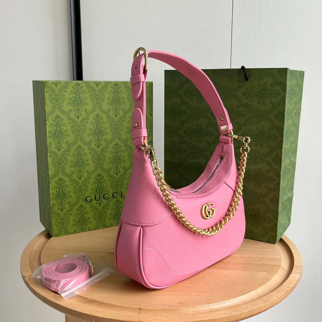 Actual shot #💰320 Style number: 731817 pink Size: 25✖️19✖️7cm Gucci’s new hobo crescent bag is here. There are 3 shoulder straps in total. It can be carried on one shoulder, crossbody, or under the arm. The solid color is super easy to match. The whole atmosphere is full