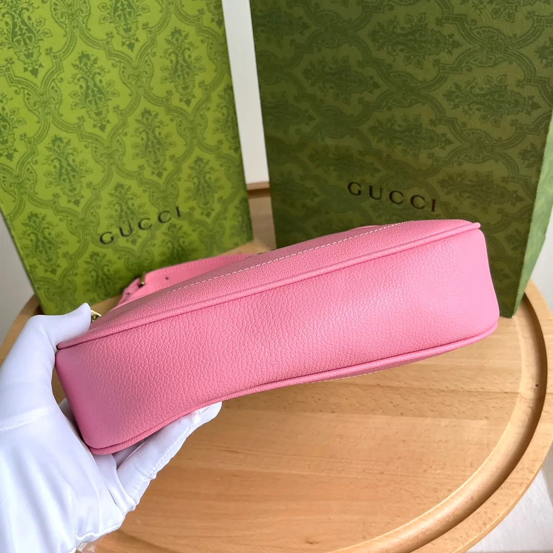 Actual shot #💰320 Style number: 731817 pink Size: 25✖️19✖️7cm Gucci’s new hobo crescent bag is here. There are 3 shoulder straps in total. It can be carried on one shoulder, crossbody, or under the arm. The solid color is super easy to match. The whole atmosphere is full