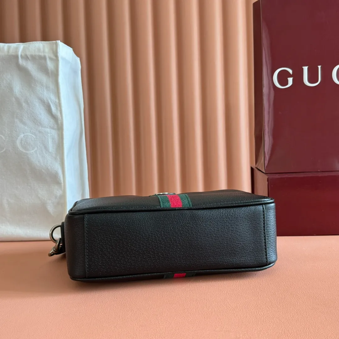p1120💋💋💋"With full set of original counter packaging" [New product] The Ophidia series combines beige and brown colors, with classic silhouettes and new functions, and is made of soft-touch fabrics. This cross-body bag is made of coated fabric with a GG monogram pattern and is intricately embellished with the Double G logo and webbing details. Beige and dark brown GG monogram coated fabric Dark brown leather trim Gold-tone hardware Dark green linen-cotton blend lining Double G Web detail Interior: One open pocket Adjustable canvas shoulder strap (height: 43 cm; length: 89 cm - 128 cm) Zip closure Ident.: 834468. Dimensions: 28.5cm (width) x 18cm (height) x 7.5cm (depth) Weight: approx. 0.74kg Color: Brown/PVC. Made in Italy