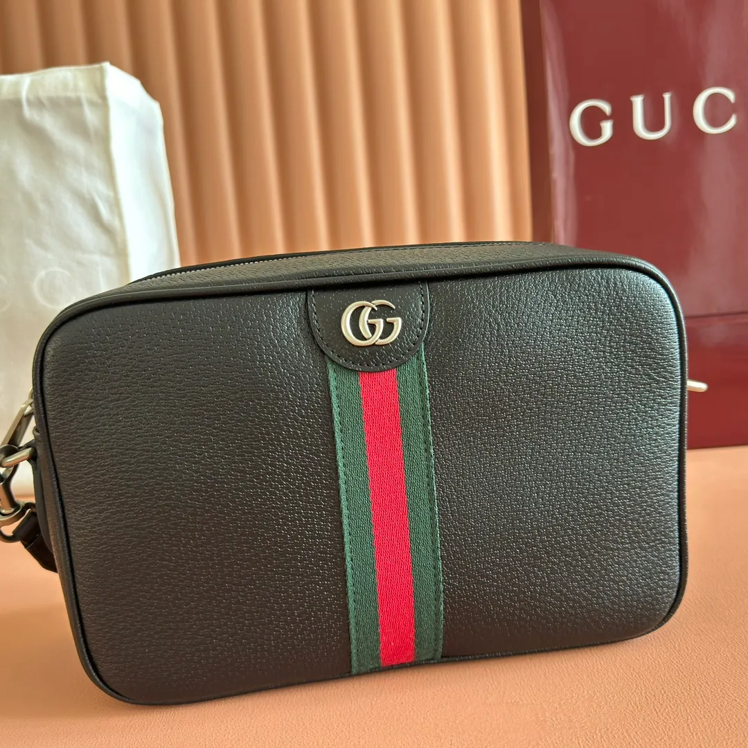 p1120💋💋💋"With full set of original counter packaging" [New product] The Ophidia series combines beige and brown colors, with classic silhouettes and new functions, and is made of soft-touch fabrics. This cross-body bag is made of coated fabric with a GG monogram pattern and is intricately embellished with the Double G logo and webbing details. Beige and dark brown GG monogram coated fabric Dark brown leather trim Gold-tone hardware Dark green linen-cotton blend lining Double G Web detail Interior: One open pocket Adjustable canvas shoulder strap (height: 43 cm; length: 89 cm - 128 cm) Zip closure Ident.: 834468. Dimensions: 28.5cm (width) x 18cm (height) x 7.5cm (depth) Weight: approx. 0.74kg Color: Brown/PVC. Made in Italy