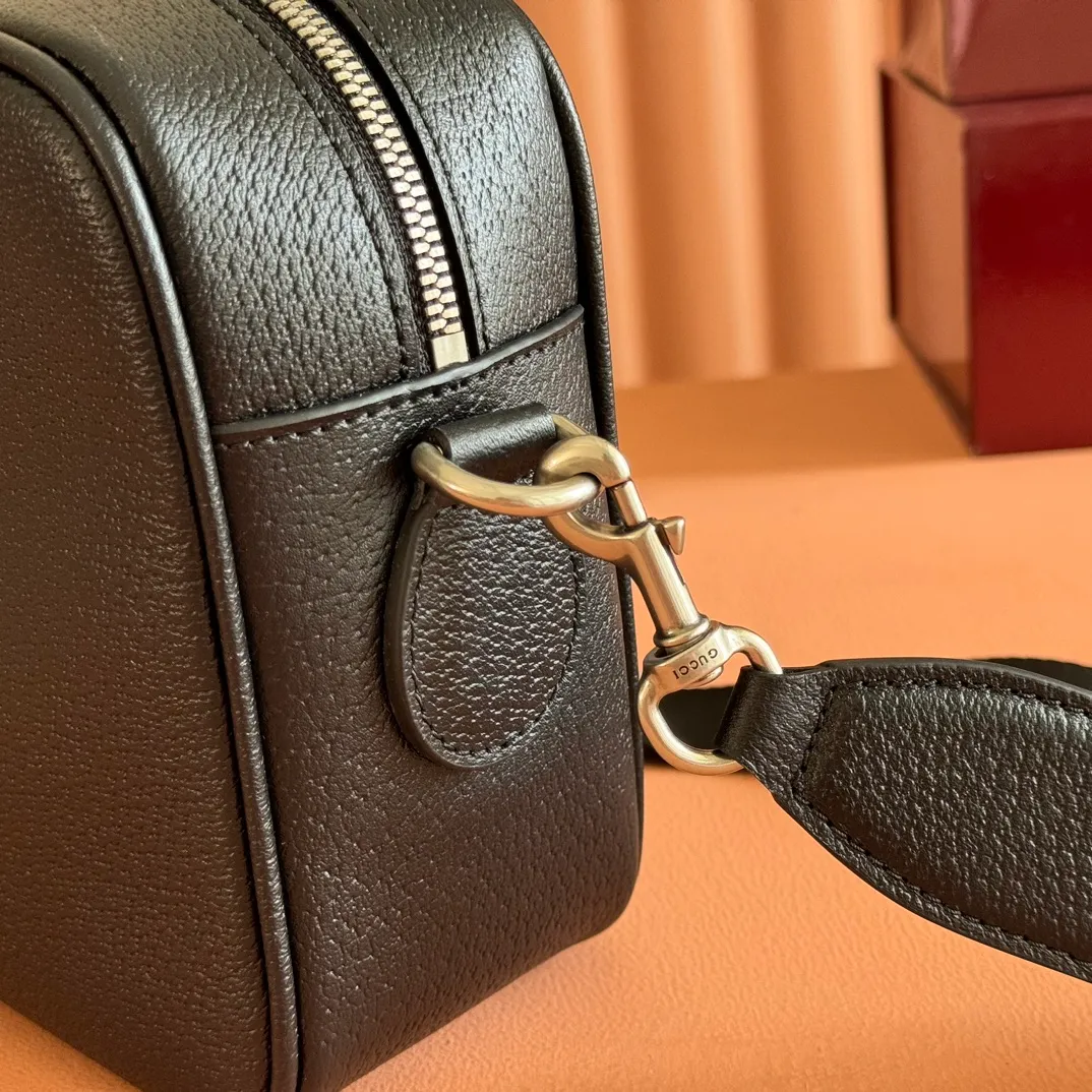 p1120💋💋💋"With full set of original counter packaging" [New product] The Ophidia series combines beige and brown colors, with classic silhouettes and new functions, and is made of soft-touch fabrics. This cross-body bag is made of coated fabric with a GG monogram pattern and is intricately embellished with the Double G logo and webbing details. Beige and dark brown GG monogram coated fabric Dark brown leather trim Gold-tone hardware Dark green linen-cotton blend lining Double G Web detail Interior: One open pocket Adjustable canvas shoulder strap (height: 43 cm; length: 89 cm - 128 cm) Zip closure Ident.: 834468. Dimensions: 28.5cm (width) x 18cm (height) x 7.5cm (depth) Weight: approx. 0.74kg Color: Brown/PVC. Made in Italy