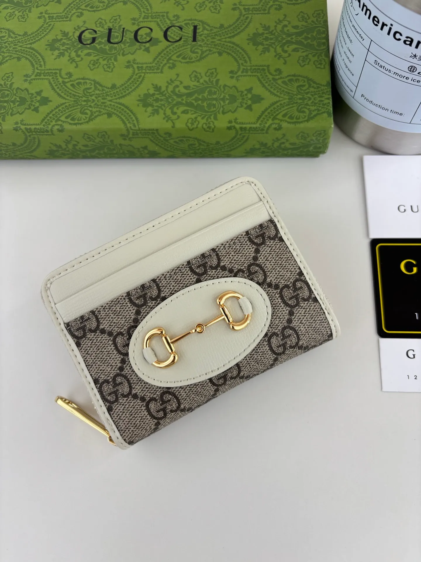 💰140 GUCCl Gucci has newly launched this 1955 horsebit card holder made of GG Supreme high-grade artificial canvas and white leather. This series adopts the double ring and long strip design that are in the same line as the handbag. This detail is inspired by the equestrian origin of the brand. It is one of Gucci's classic heritage and one of the brand's most representative symbolic elements. Style No.: 658549 Size: 11.5cm x 8.5cm x 3cm Color: White